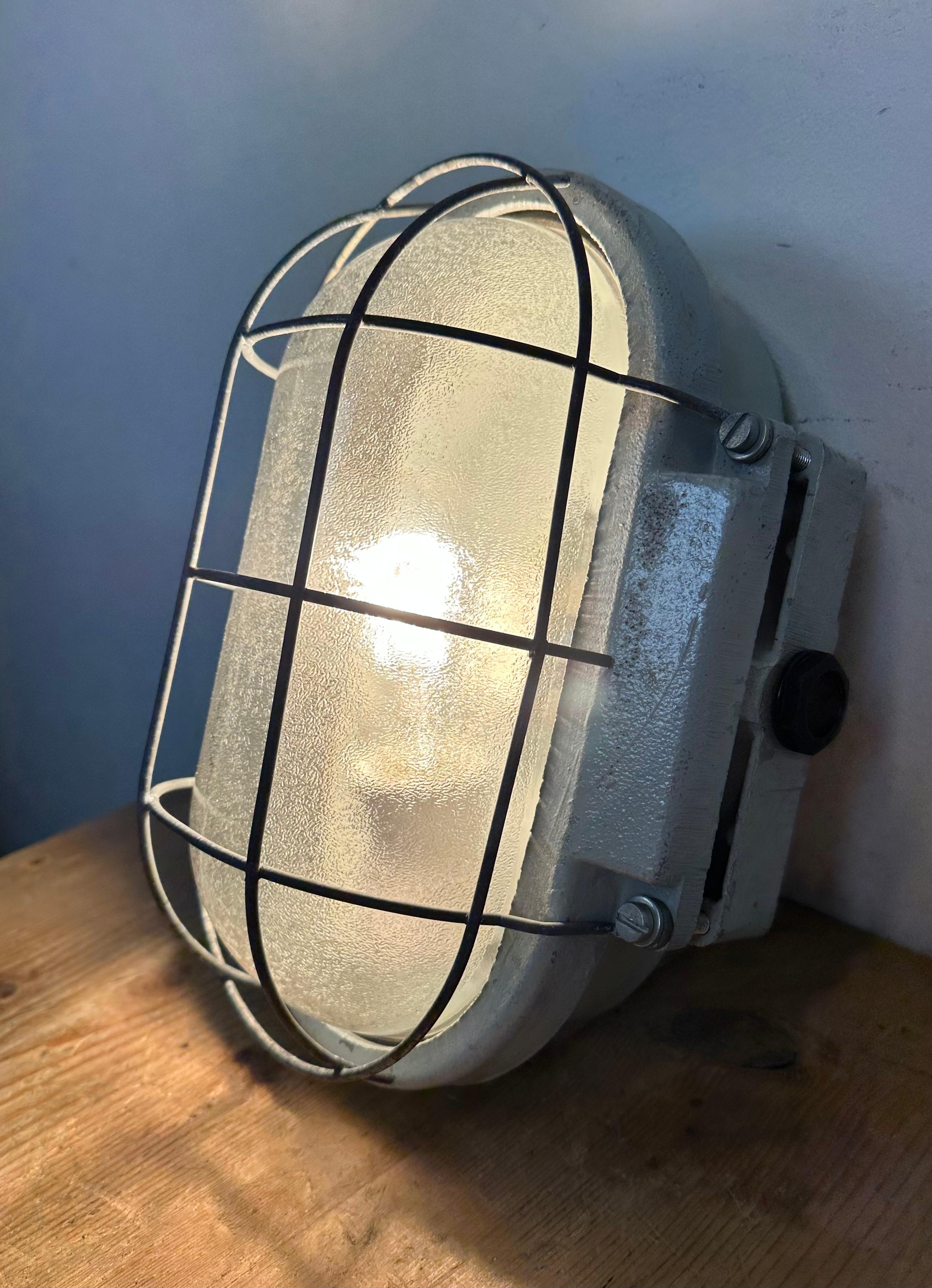 Industrial Cast Aluminium Wall Light with Frosted Glass from Elektrosvit, 1970s For Sale 8