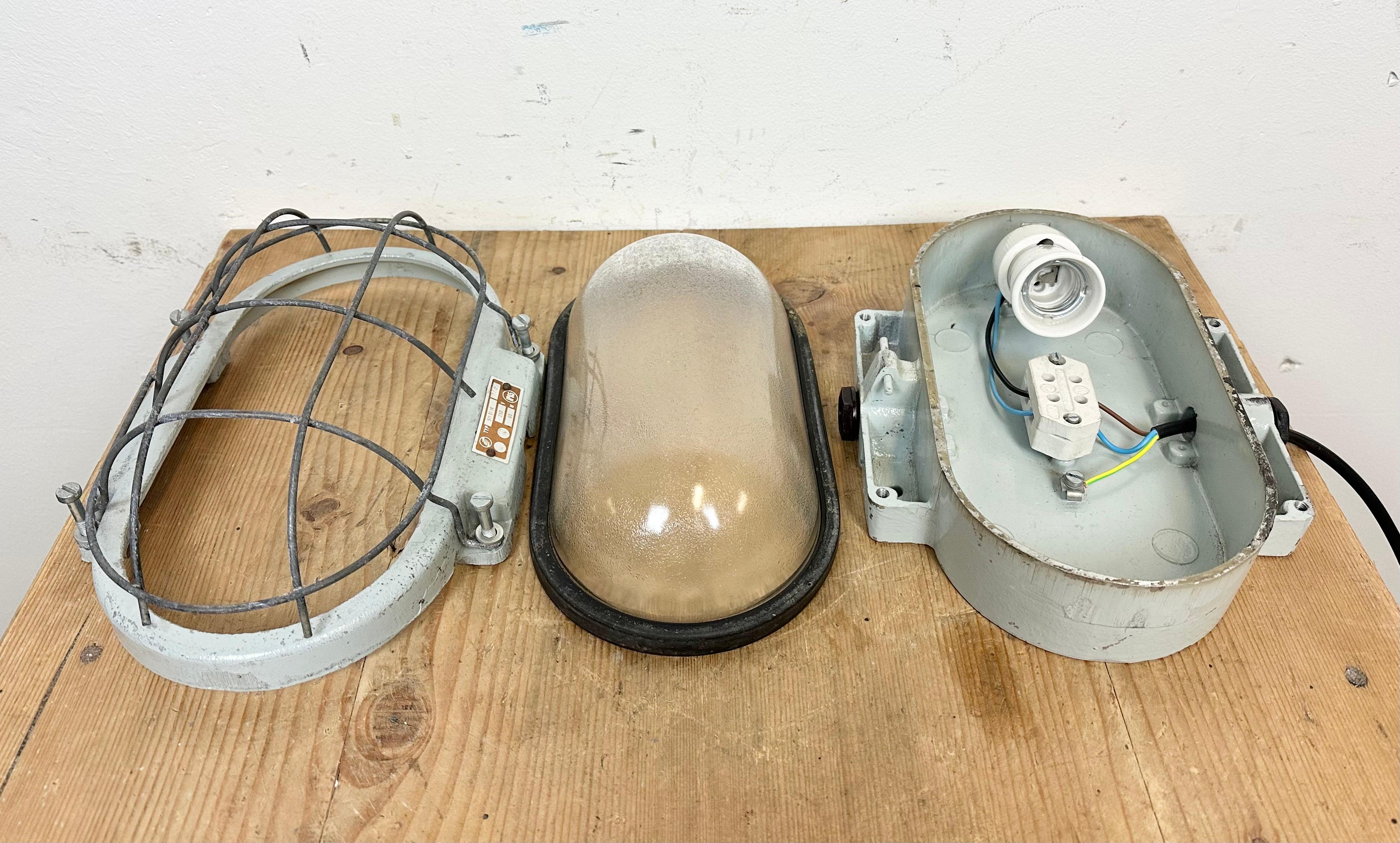 Industrial Cast Aluminium Wall Light with Frosted Glass from Elektrosvit, 1970s For Sale 11