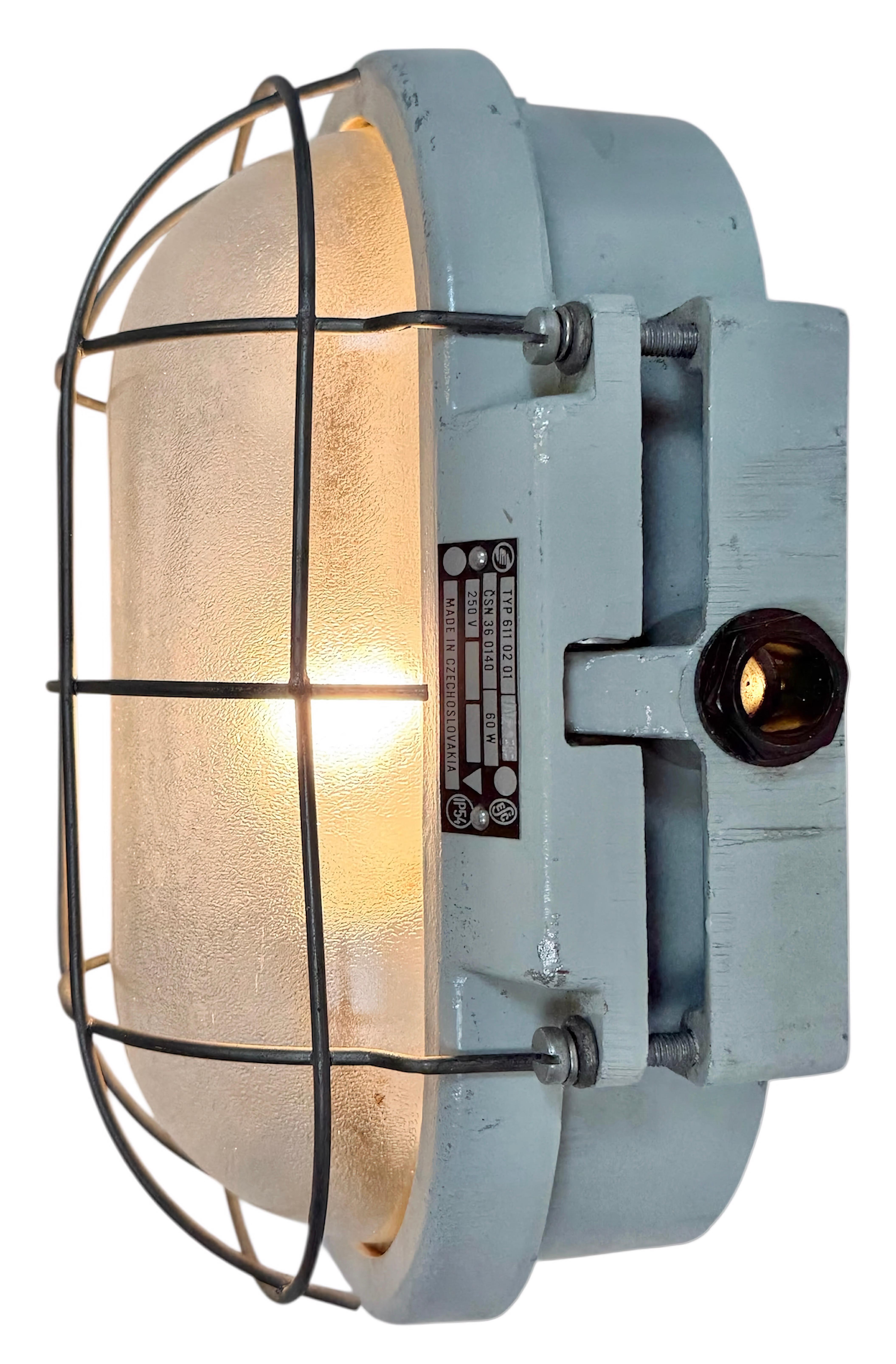 Industriel Applique industrielle en fonte d'aluminium avec verre dépoli d'Elektrosvit, années 1970 en vente