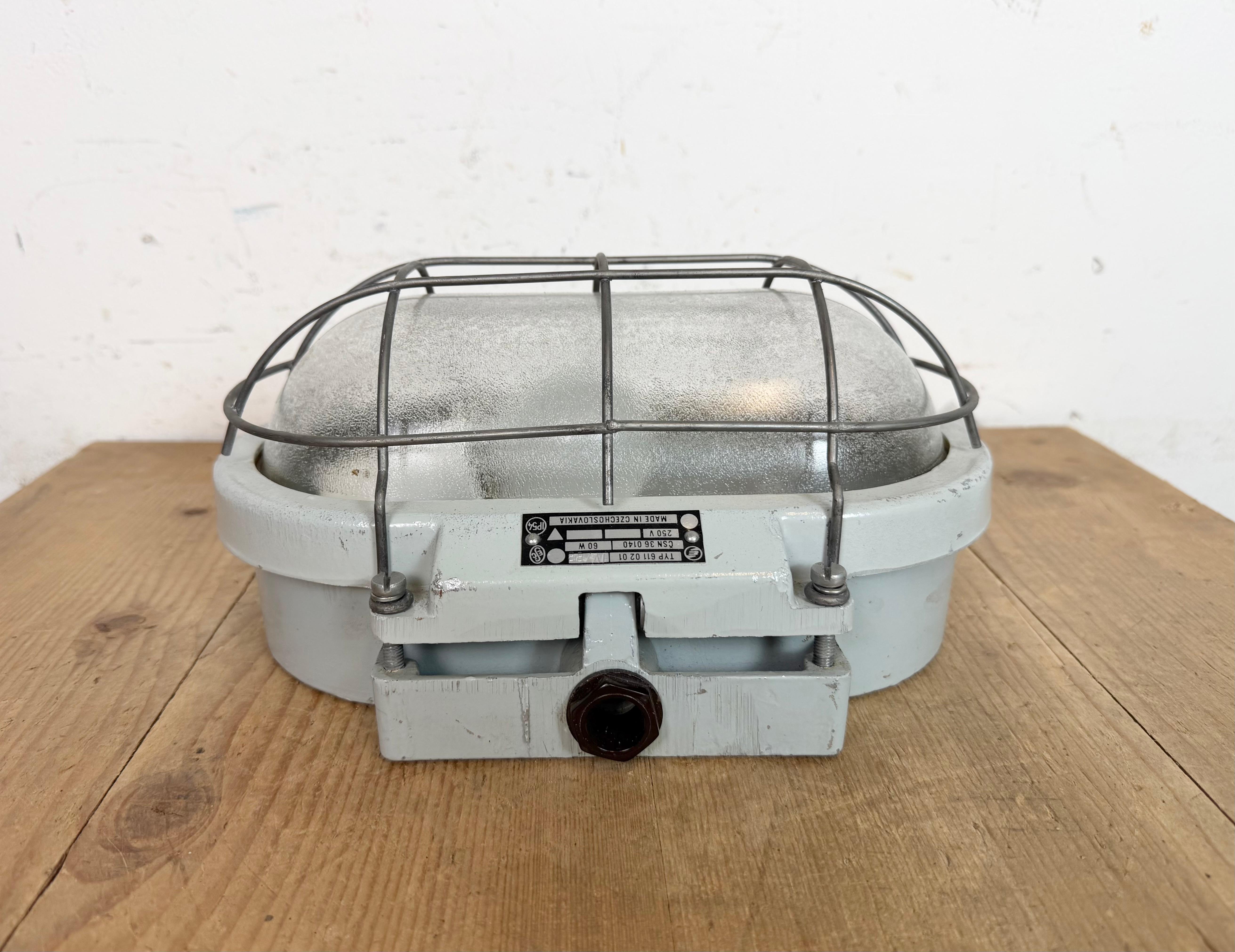 Tchèque Applique industrielle en fonte d'aluminium avec verre dépoli d'Elektrosvit, années 1970 en vente