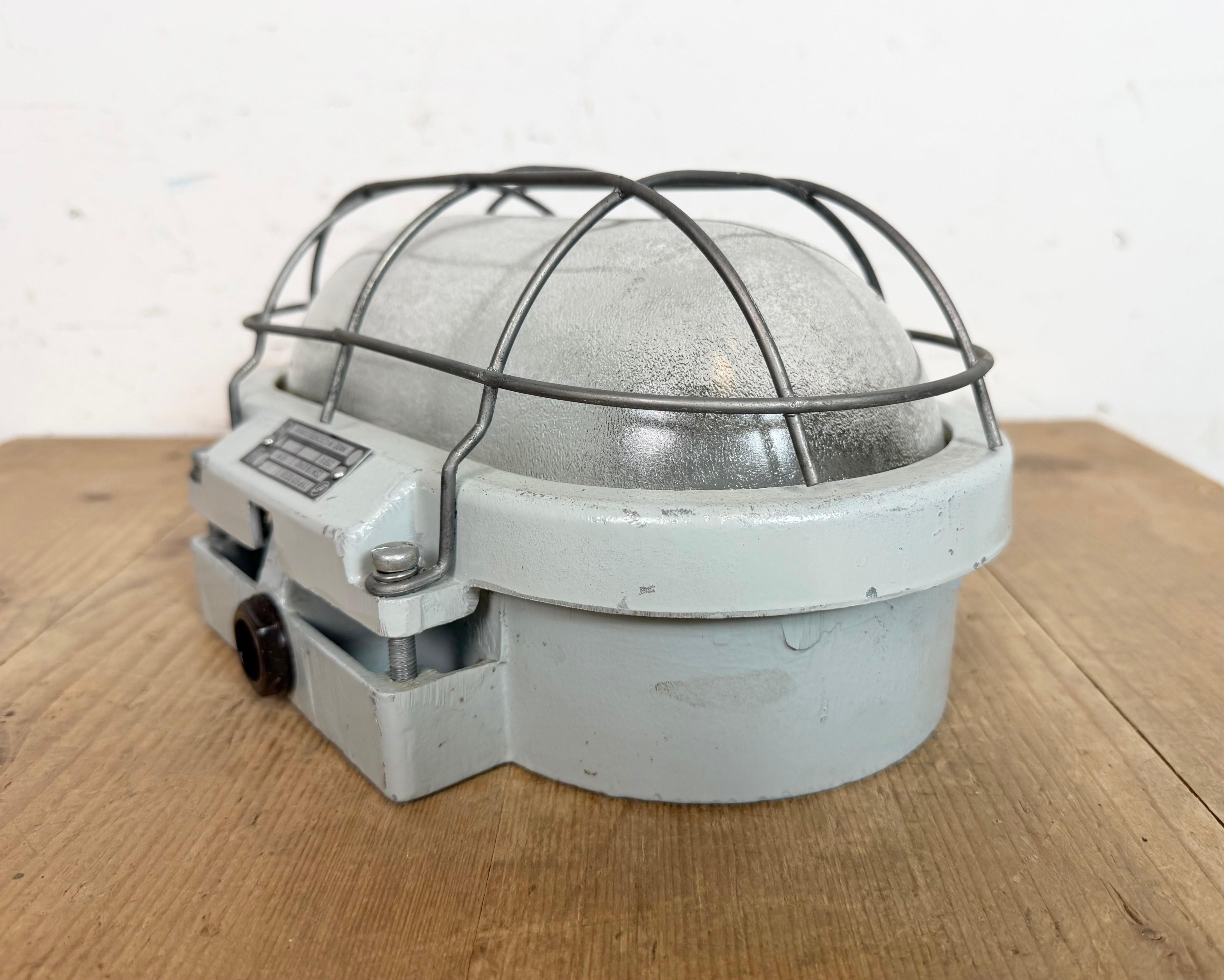 Moulage Applique industrielle en fonte d'aluminium avec verre dépoli d'Elektrosvit, années 1970 en vente