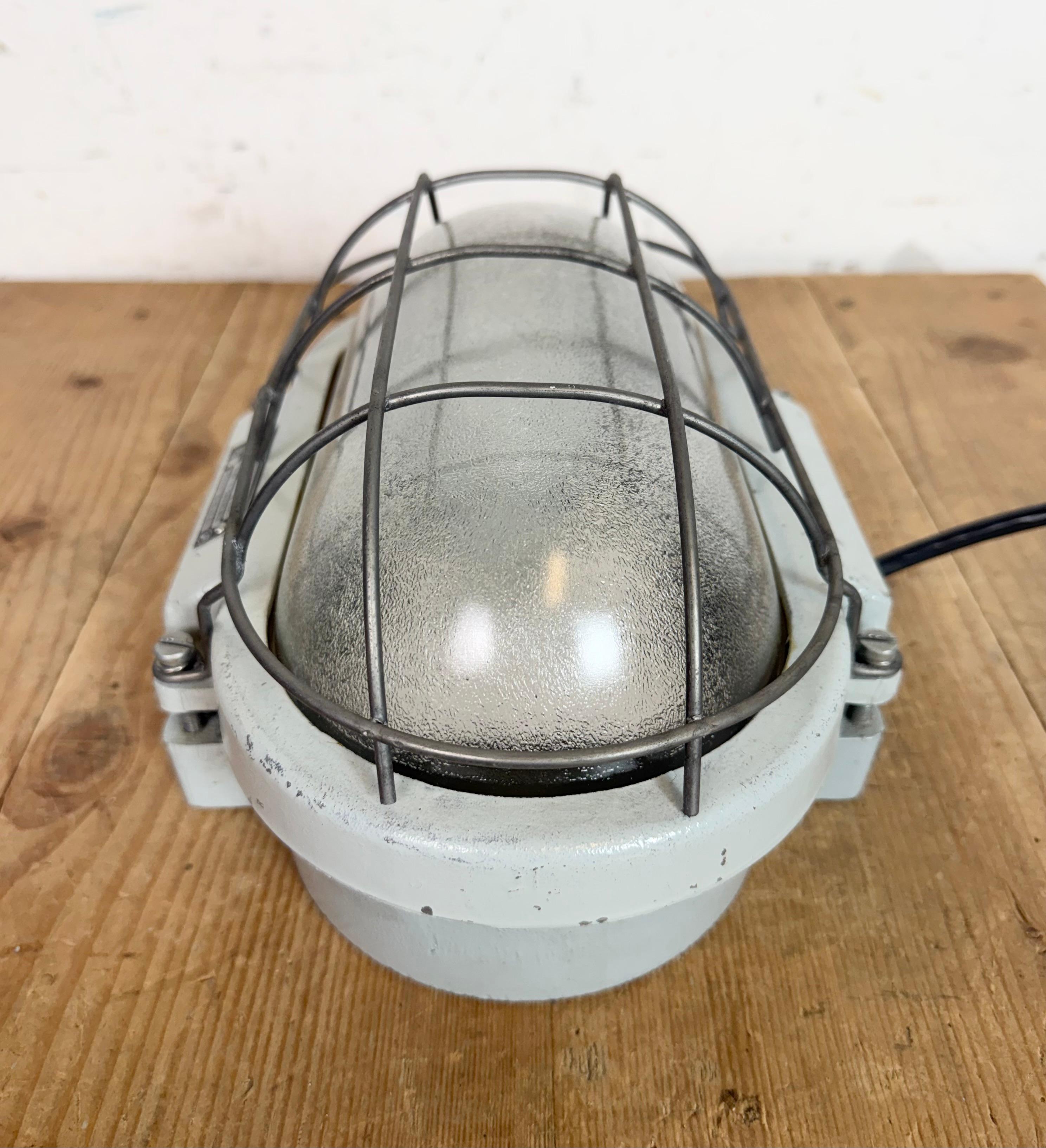 Applique industrielle en fonte d'aluminium avec verre dépoli d'Elektrosvit, années 1970 Bon état - En vente à Kojetice, CZ