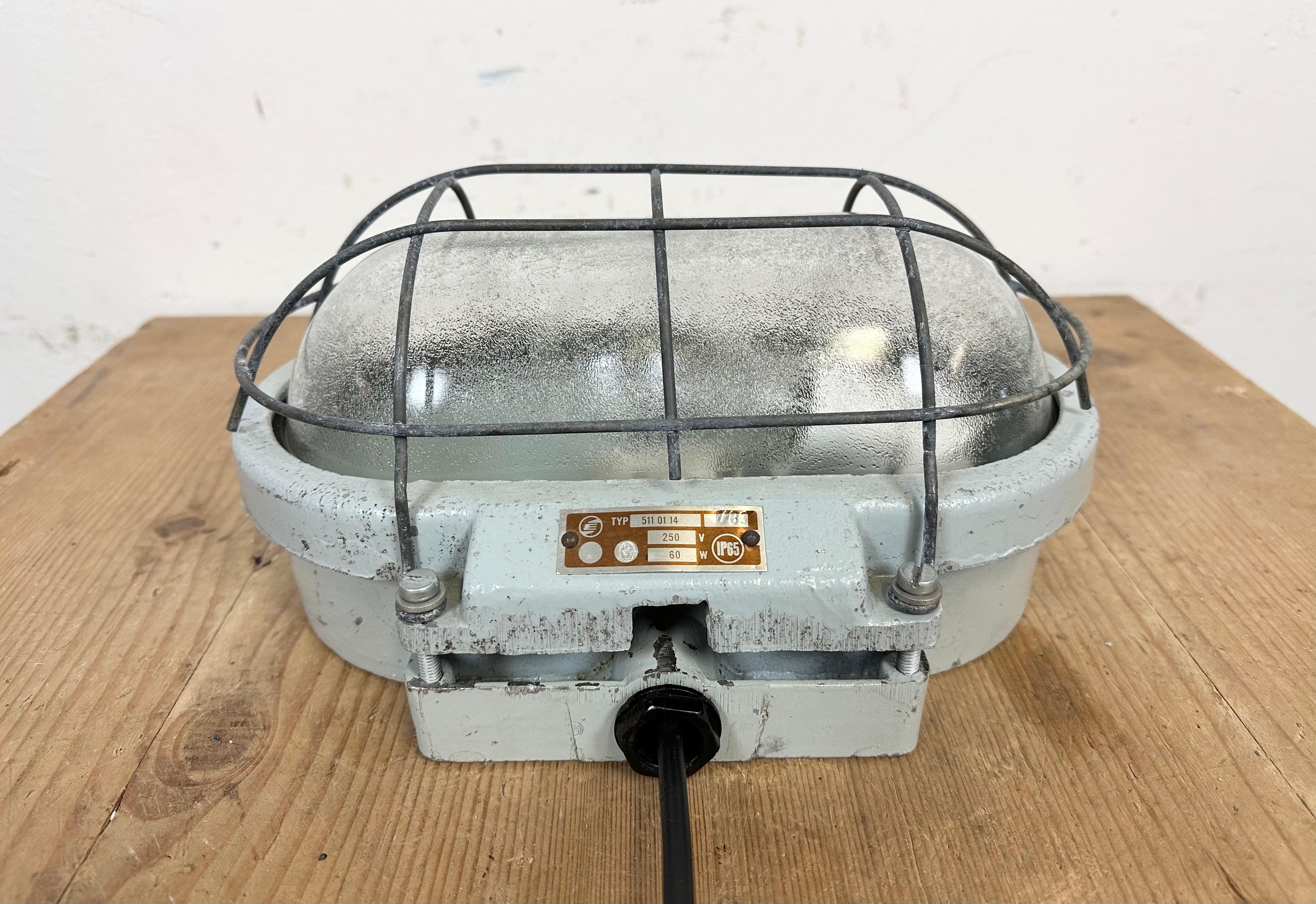 Industrial Cast Aluminium Wall Light with Frosted Glass from Elektrosvit, 1970s For Sale 1