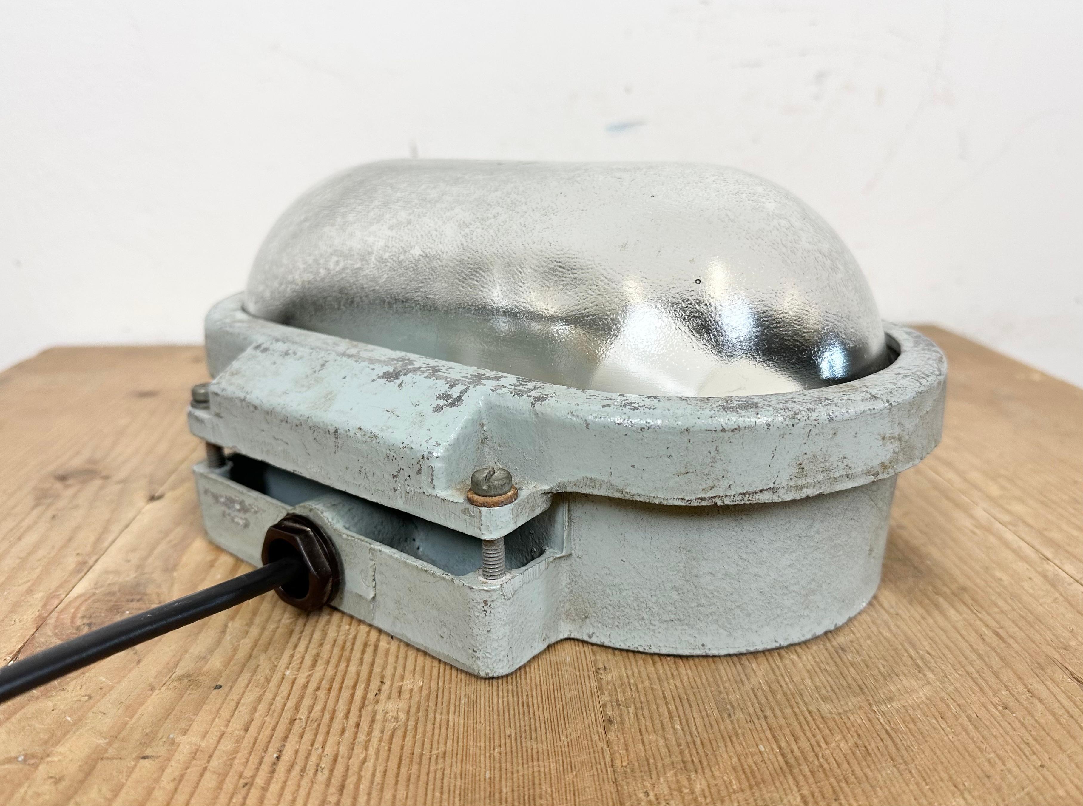 Industrial Cast Aluminium Wall Light with Frosted Glass from Elektrosvit, 1970s For Sale 1