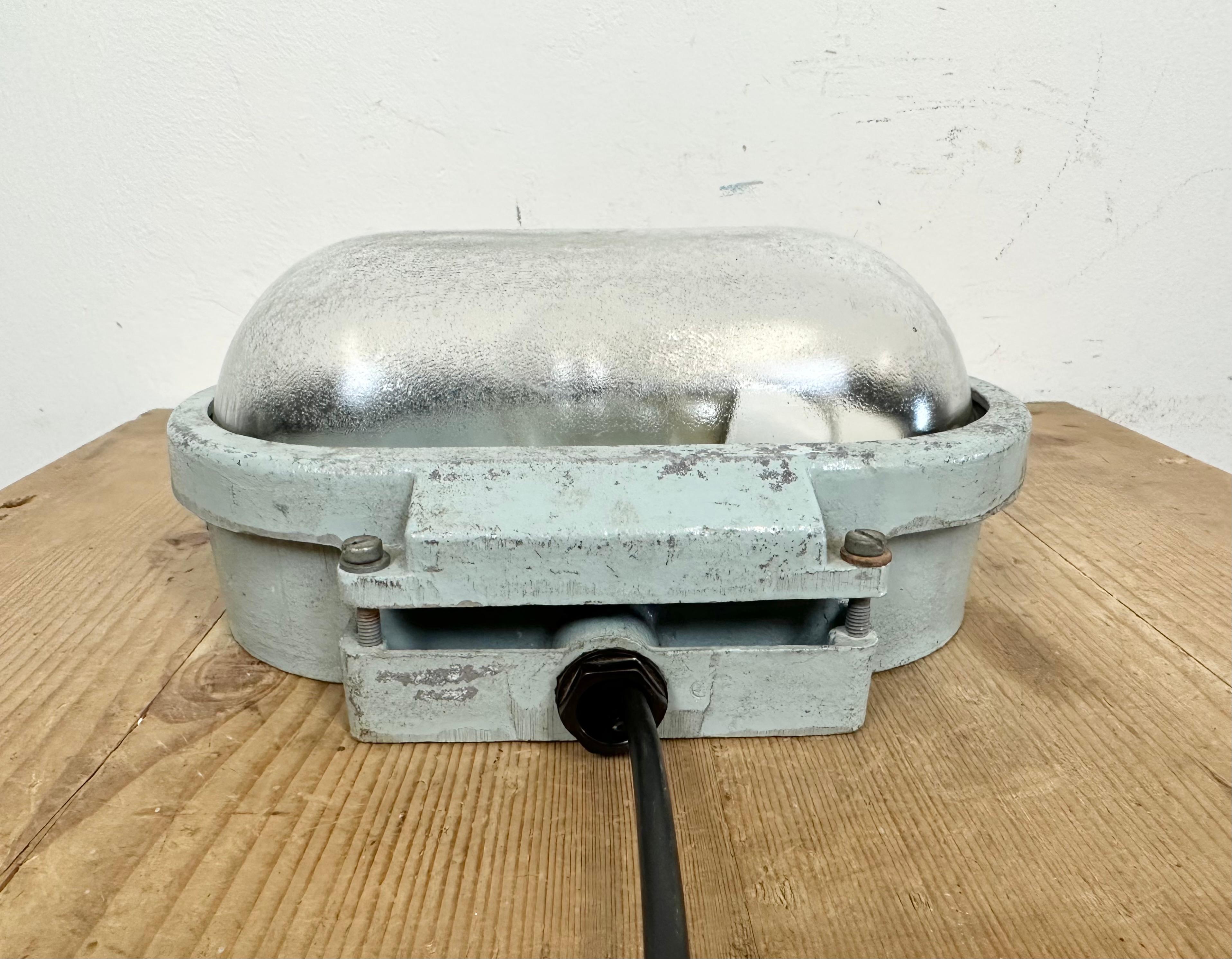 Industrial Cast Aluminium Wall Light with Frosted Glass from Elektrosvit, 1970s For Sale 2