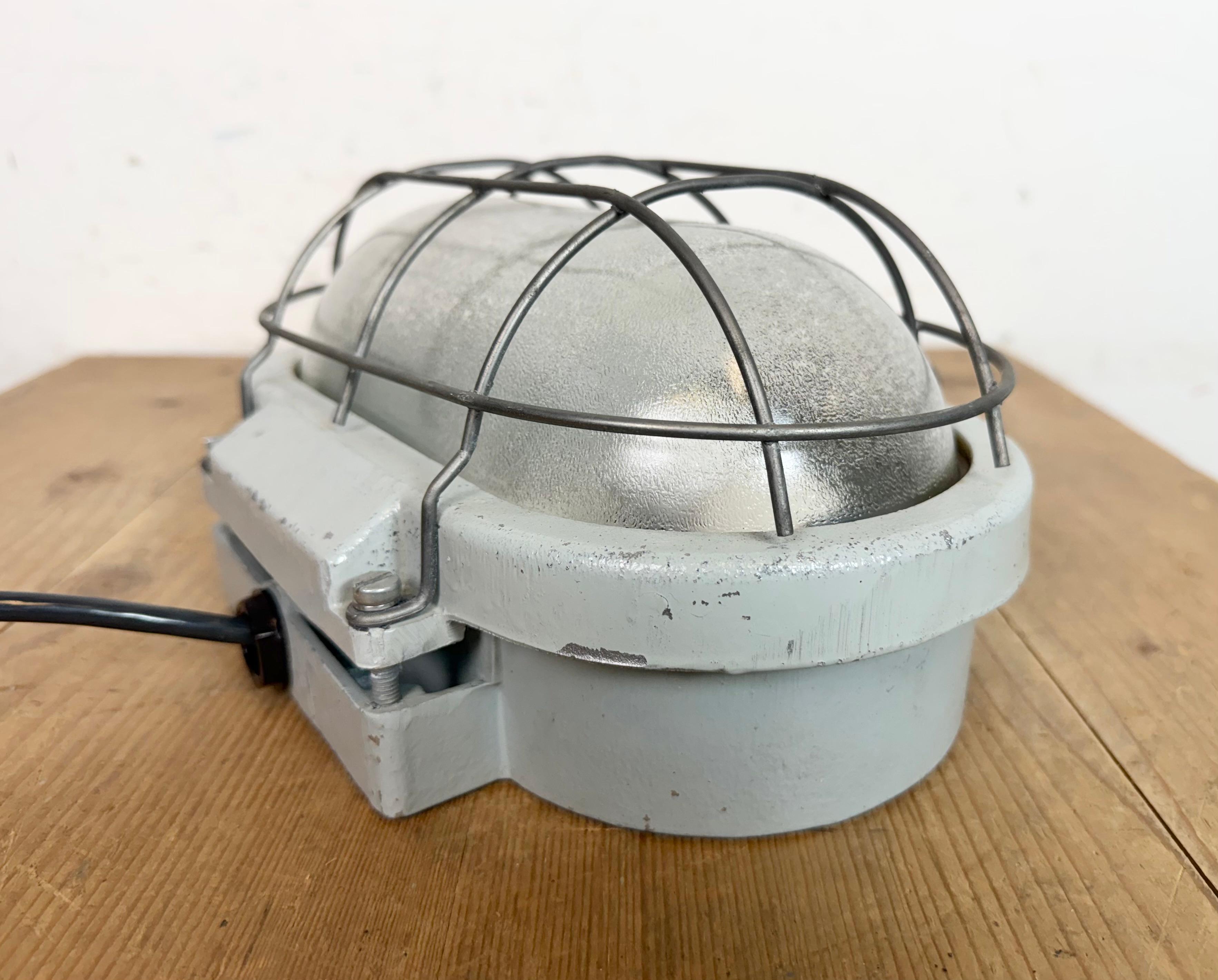 Aluminium Applique industrielle en fonte d'aluminium avec verre dépoli d'Elektrosvit, années 1970 en vente