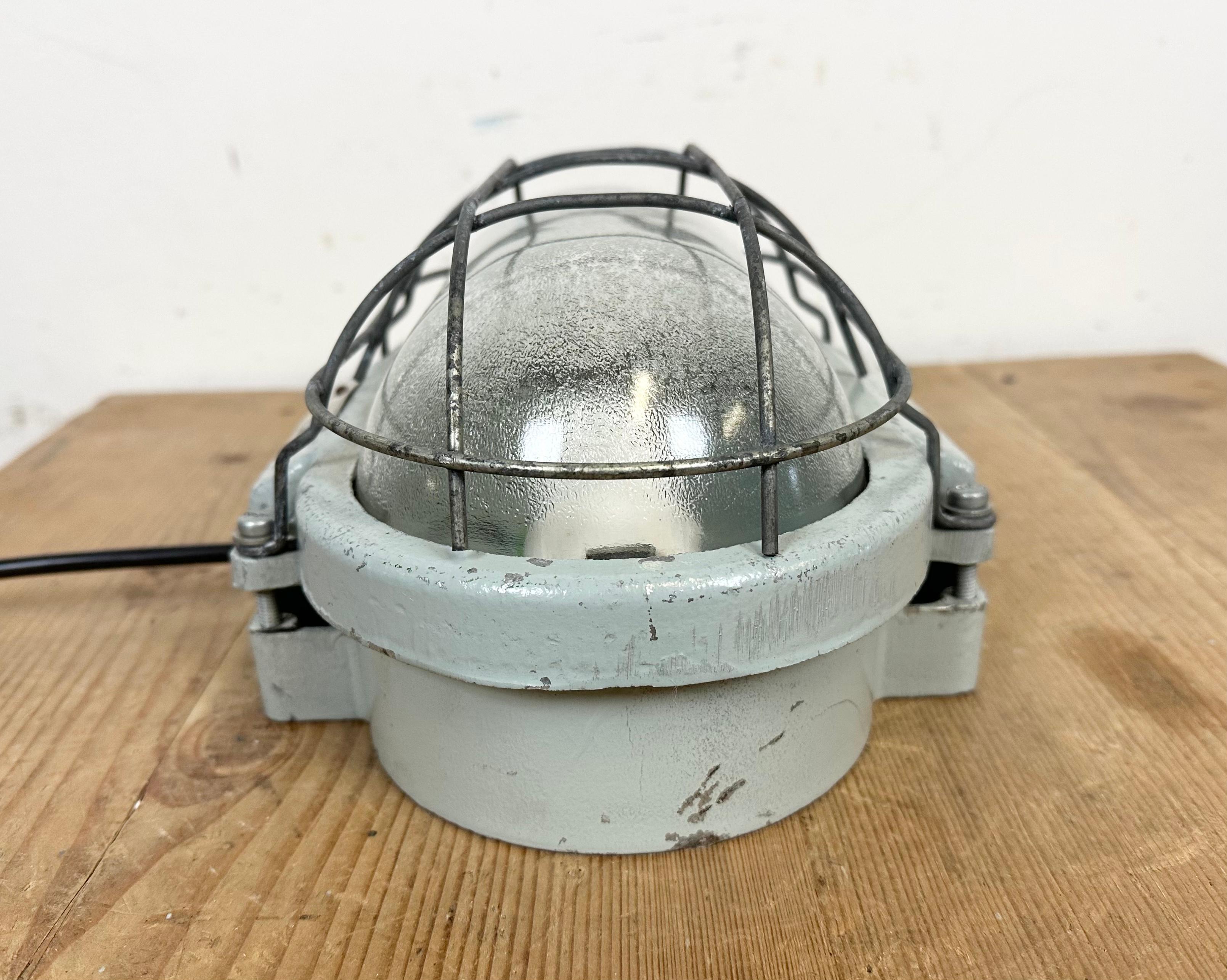 Industrial Cast Aluminium Wall Light with Frosted Glass from Elektrosvit, 1970s For Sale 3