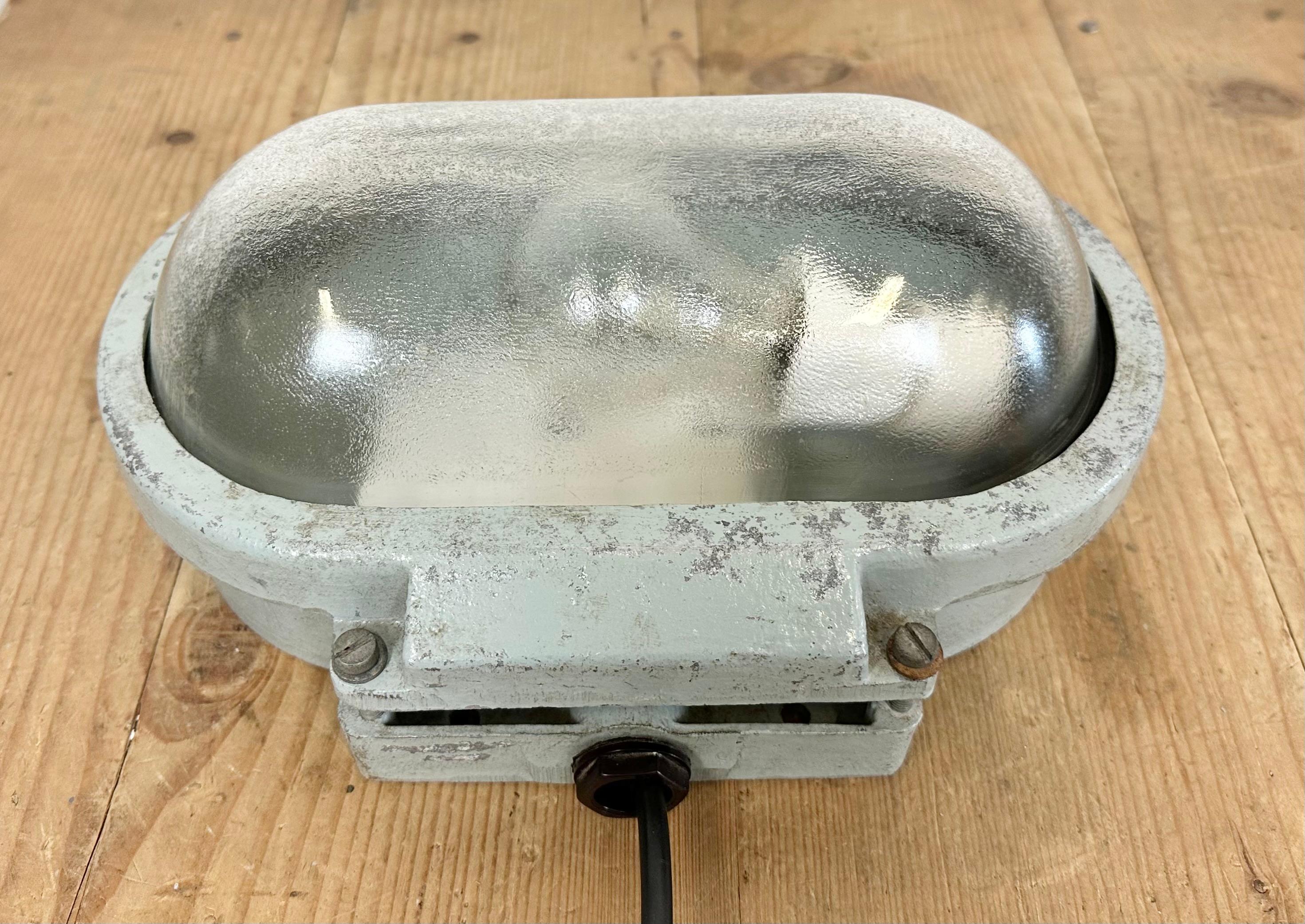 Industrial Cast Aluminium Wall Light with Frosted Glass from Elektrosvit, 1970s For Sale 3