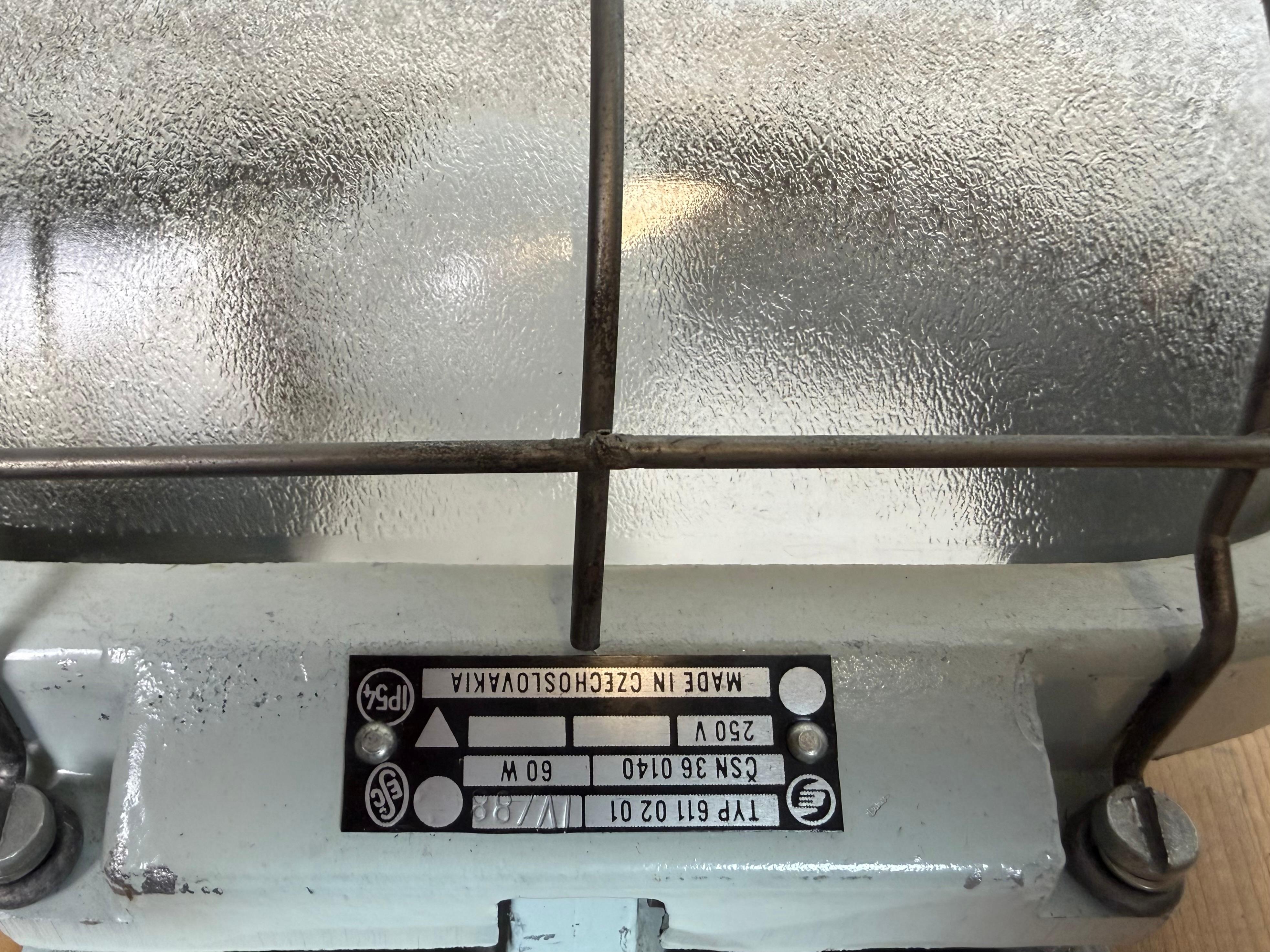 Applique industrielle en fonte d'aluminium avec verre dépoli d'Elektrosvit, années 1970 en vente 1