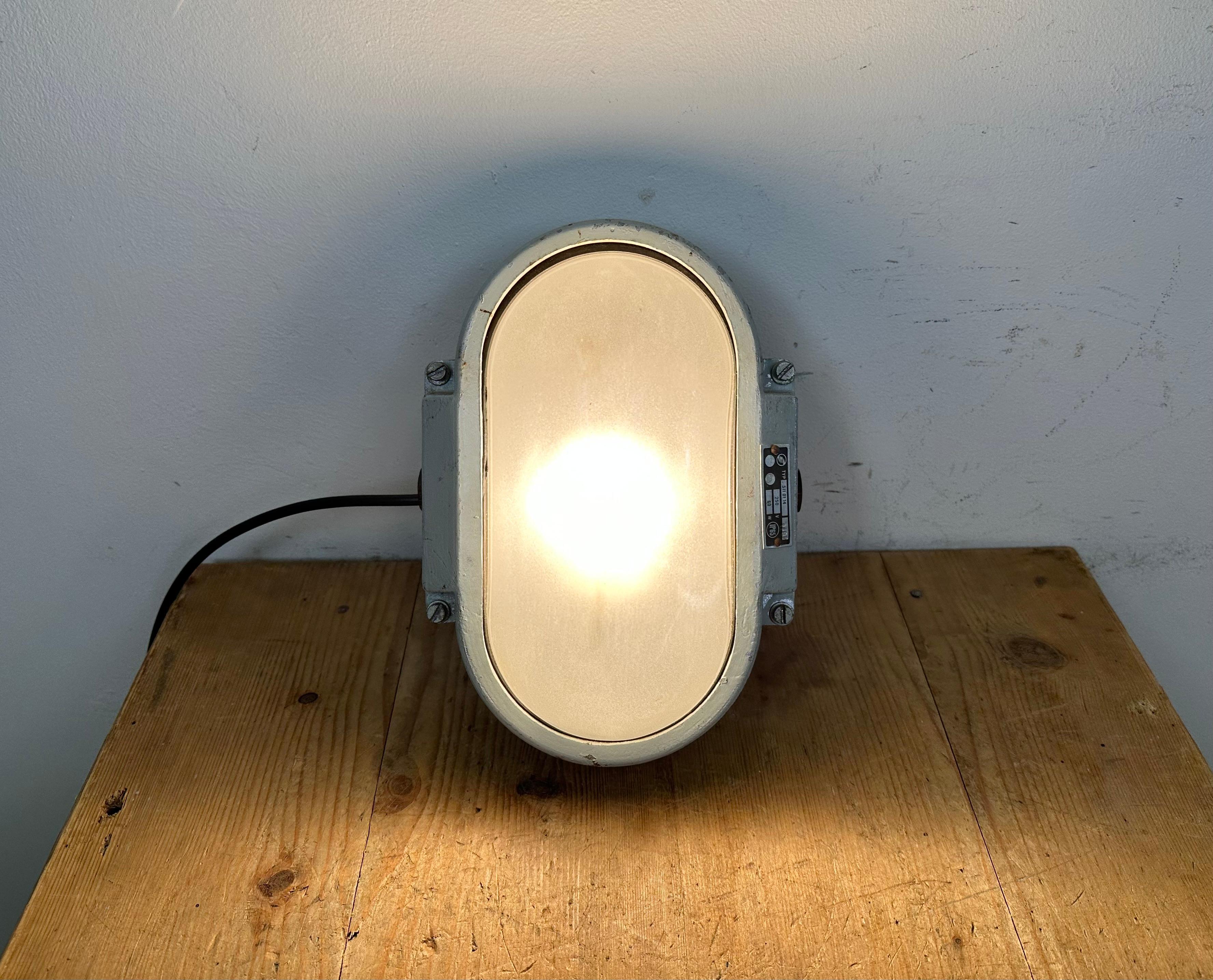 Industrial Cast Aluminium Wall Light with Milk Glass from Elektrosvit, 1970s For Sale 7