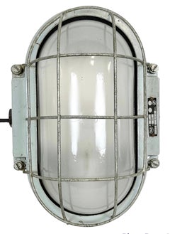 Aplique industrial de aluminio fundido con cristal de leche de Elektrosvit, años 70