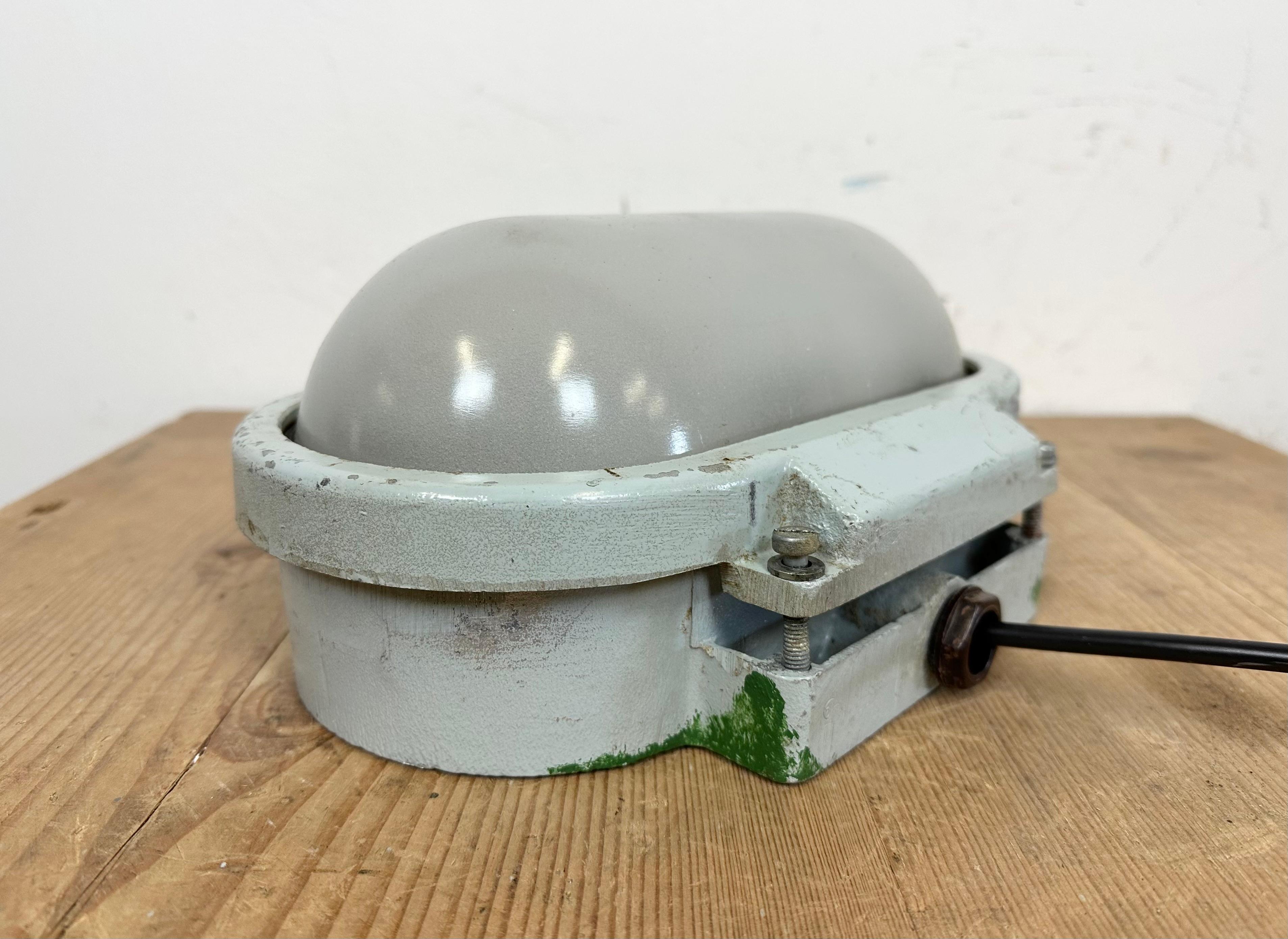 Industrial Cast Aluminium Wall Light with Milk Glass from Elektrosvit, 1970s For Sale 3