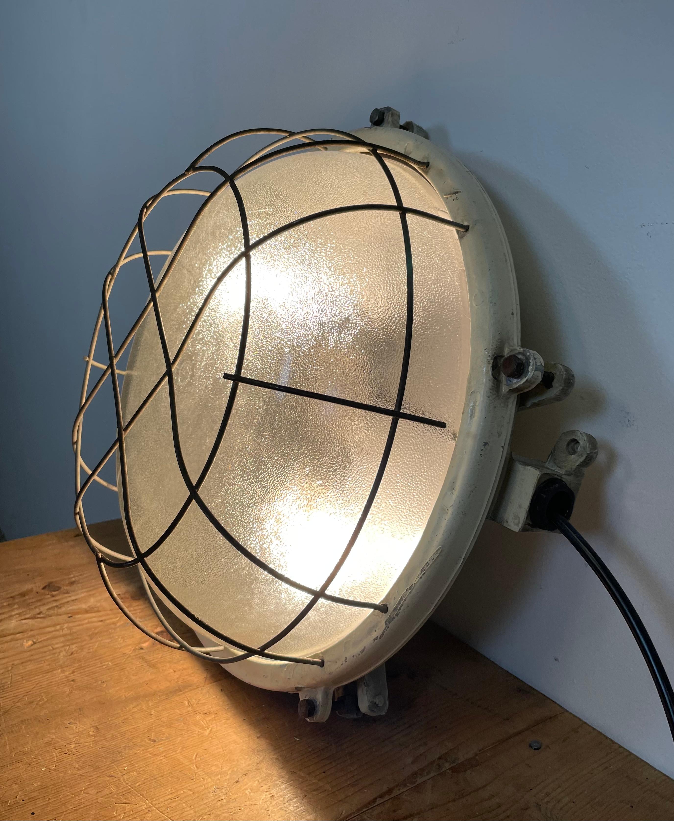 Industrial Cast Aluminium Wall or Ceiling Light, 1970s For Sale 6