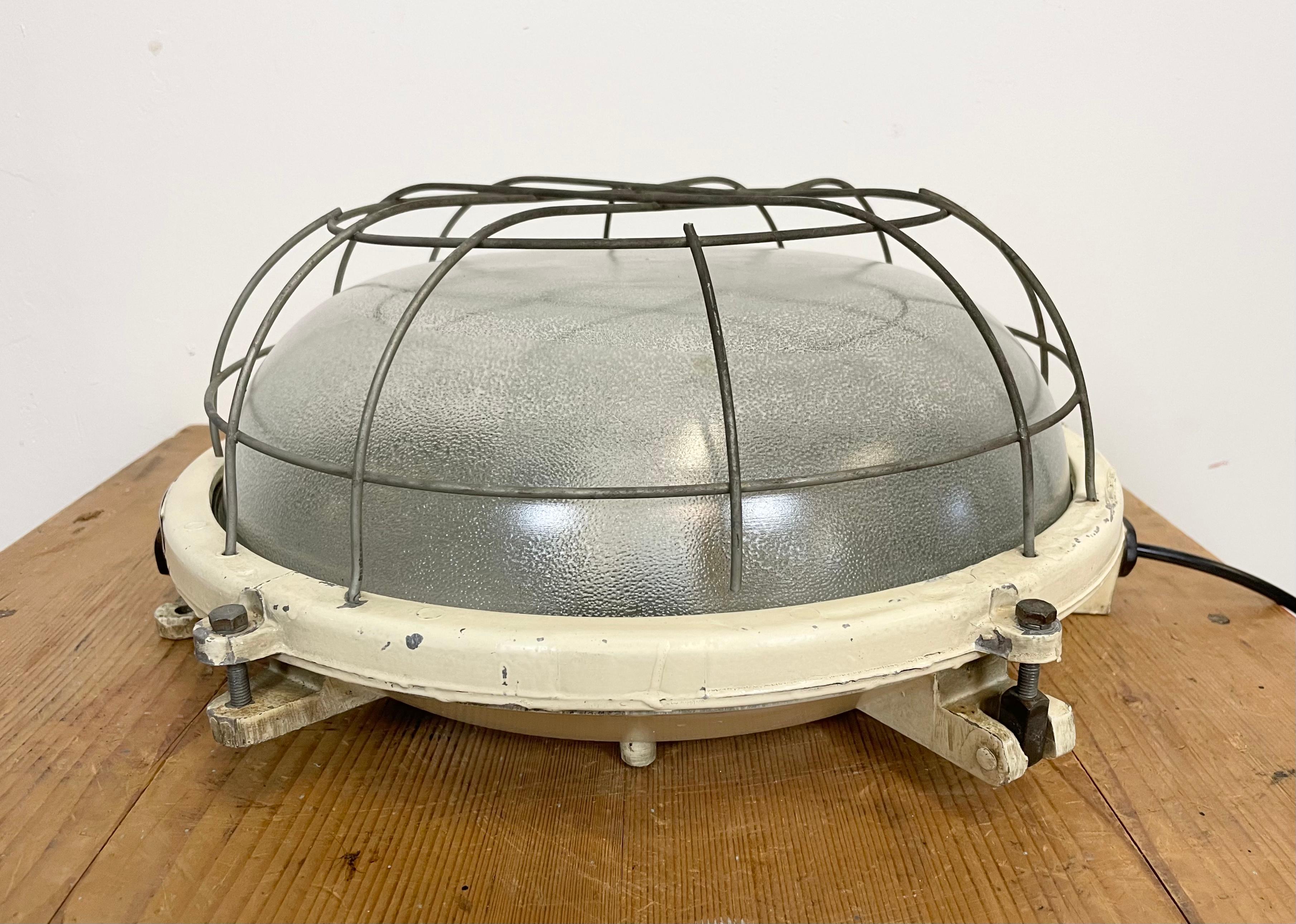 20th Century Industrial Cast Aluminium Wall or Ceiling Light, 1970s For Sale