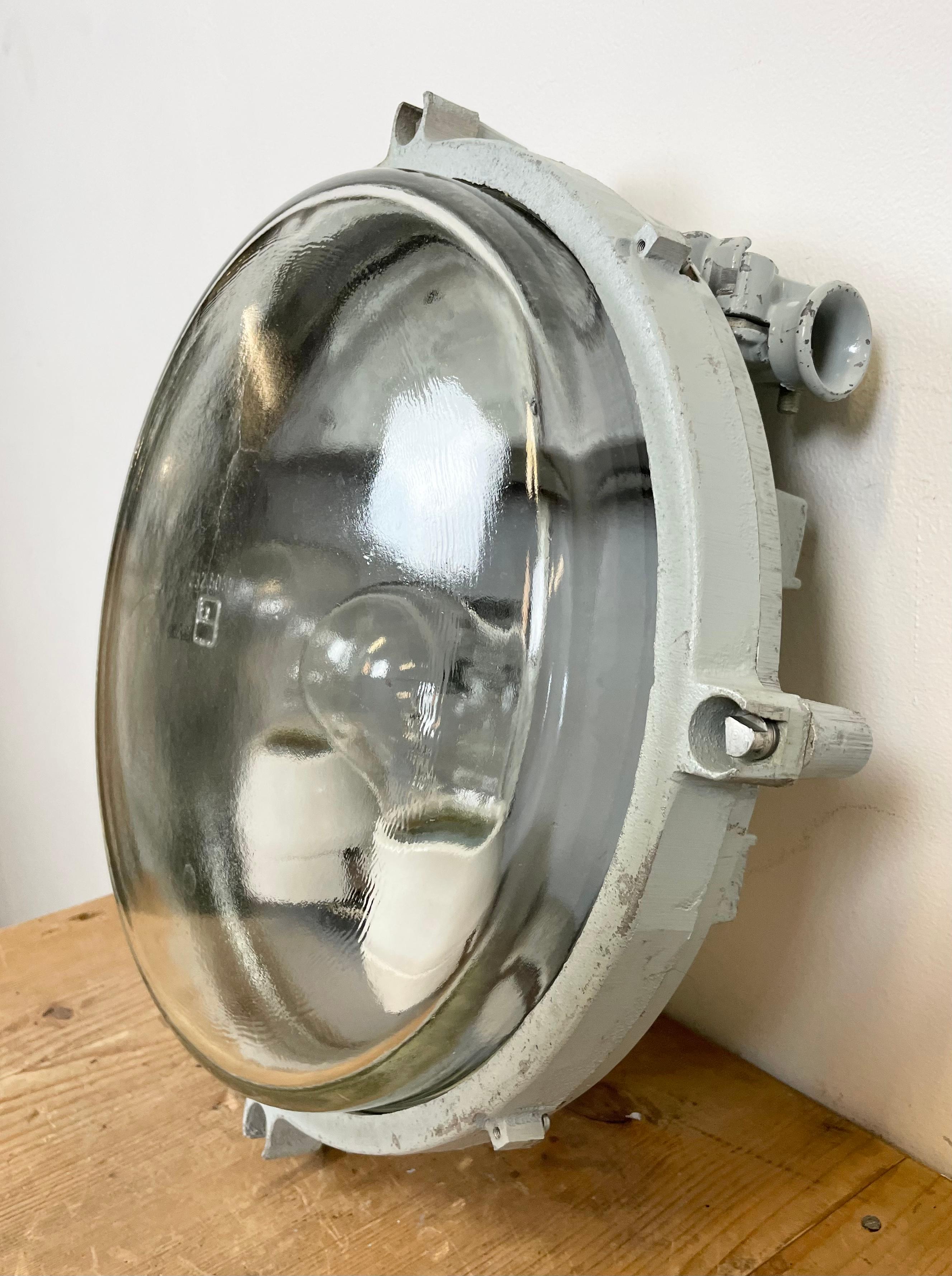 Industrial Cast Aluminium Wall or Ceiling Light from Elektrosvit, 1970s In Good Condition For Sale In Kojetice, CZ