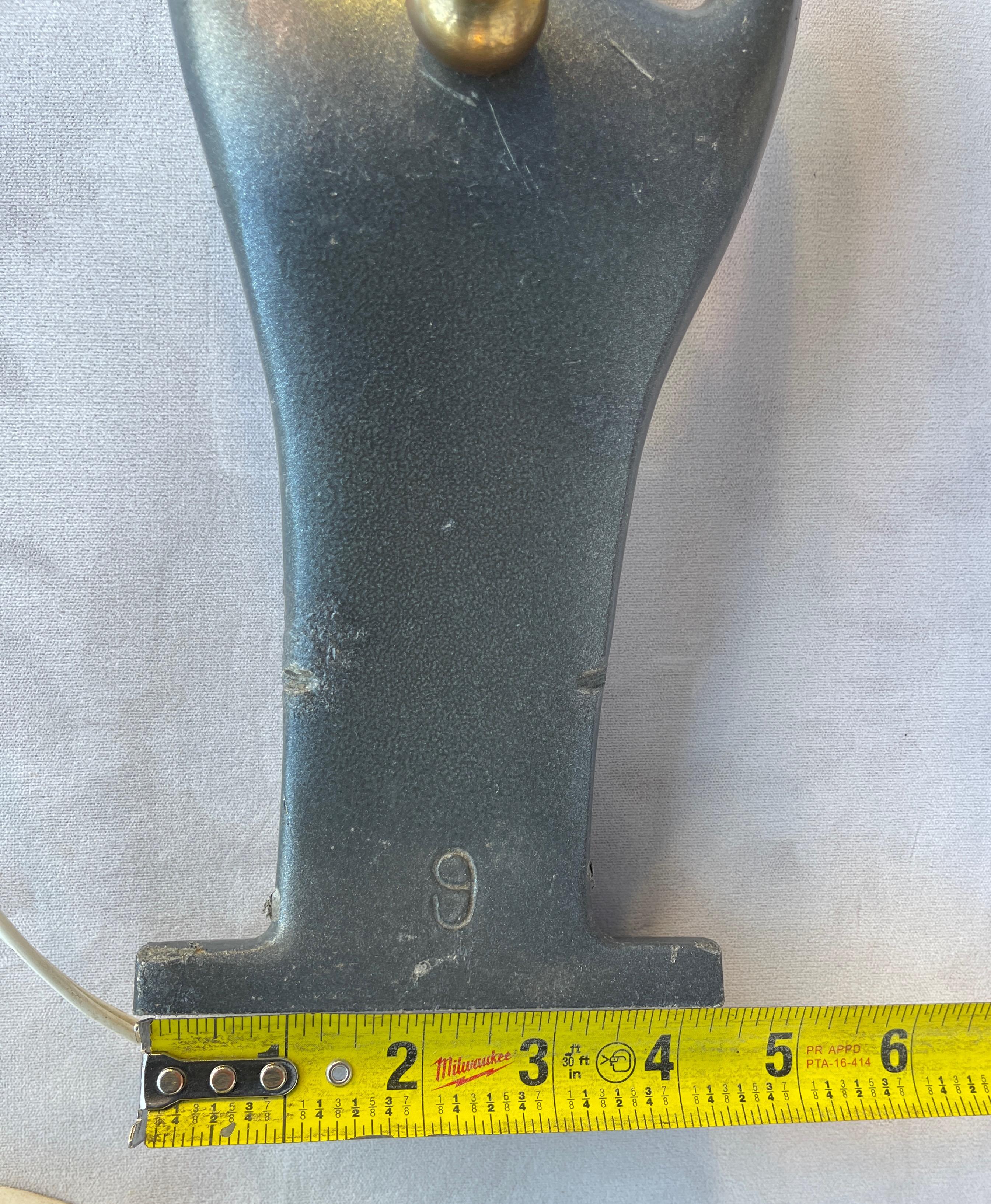 Lampada da parete industriale in alluminio fuso con stampo a forma di guanto in vendita 3