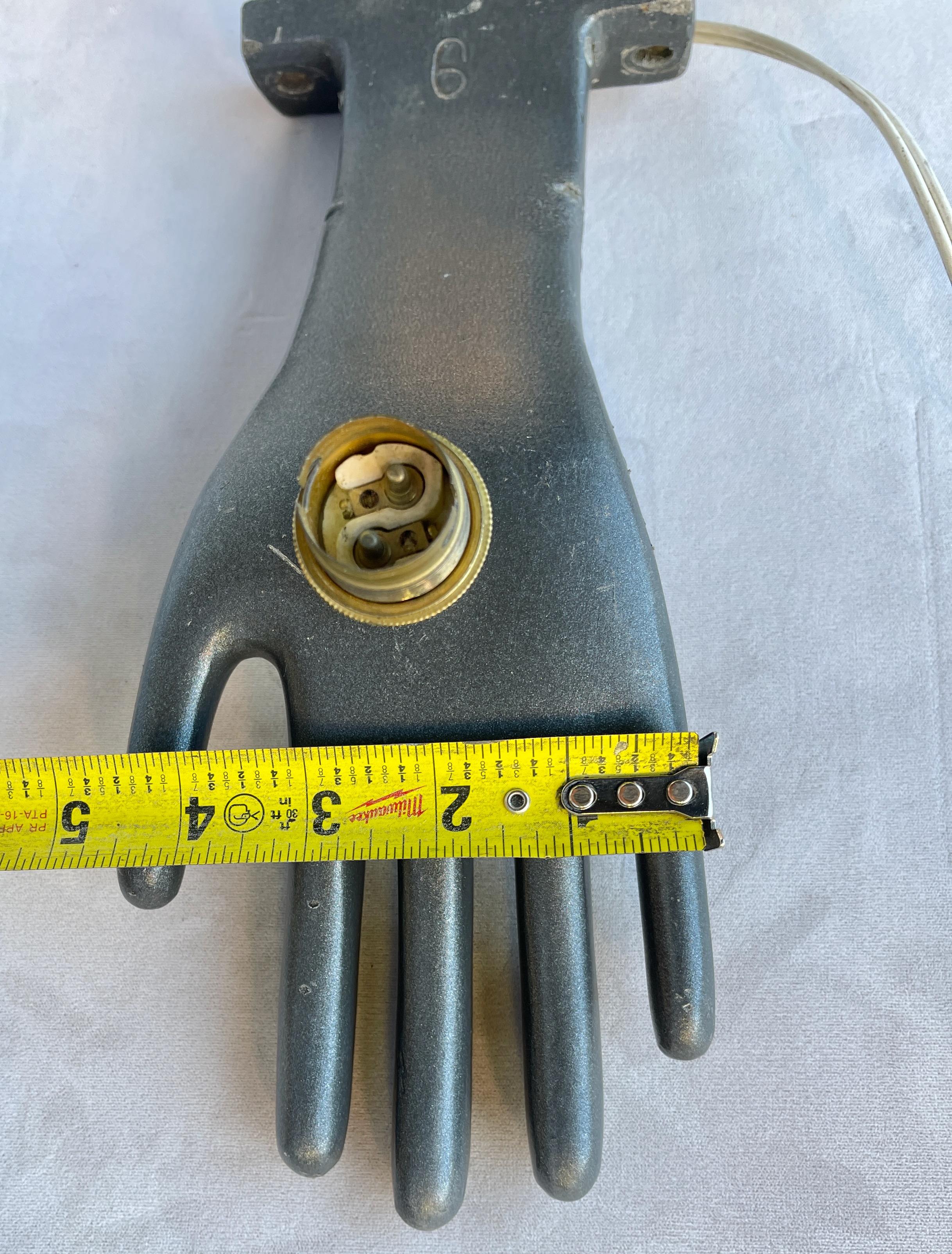 Lampada da parete industriale in alluminio fuso con stampo a forma di guanto in vendita 4