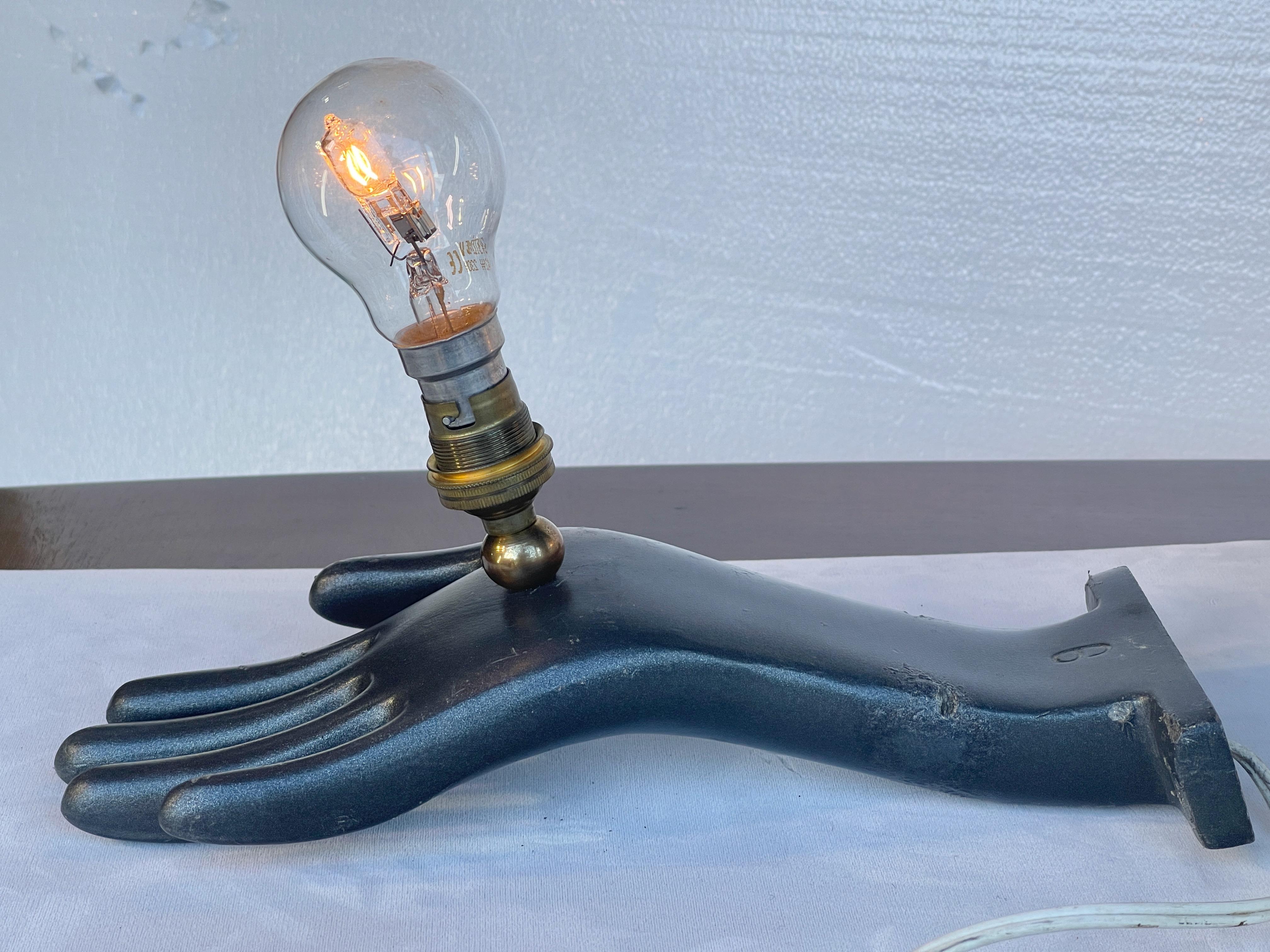 Lampada da parete industriale in alluminio fuso con stampo a forma di guanto in vendita 5