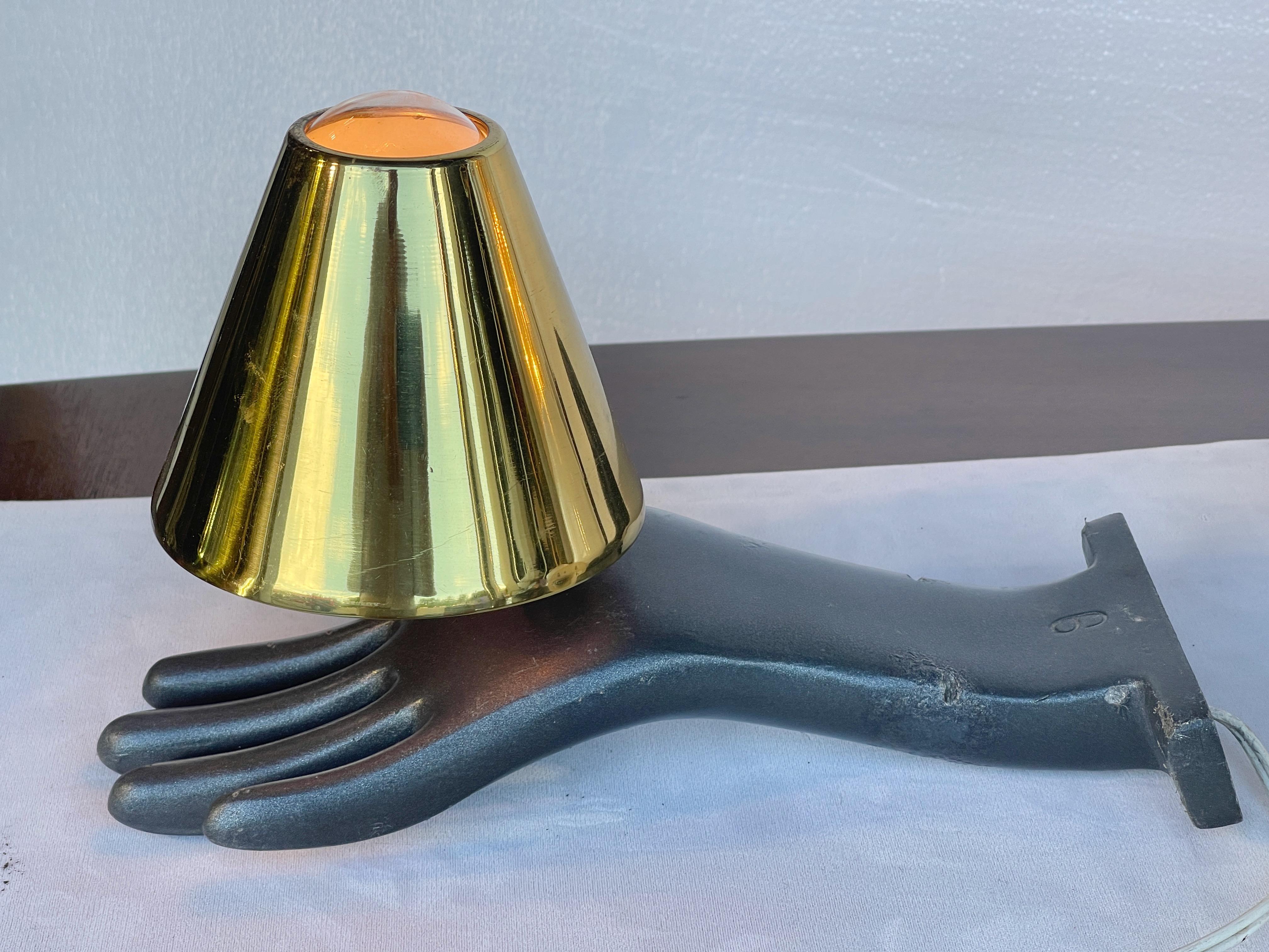 Lampada da parete industriale in alluminio fuso con stampo a forma di guanto in vendita 6