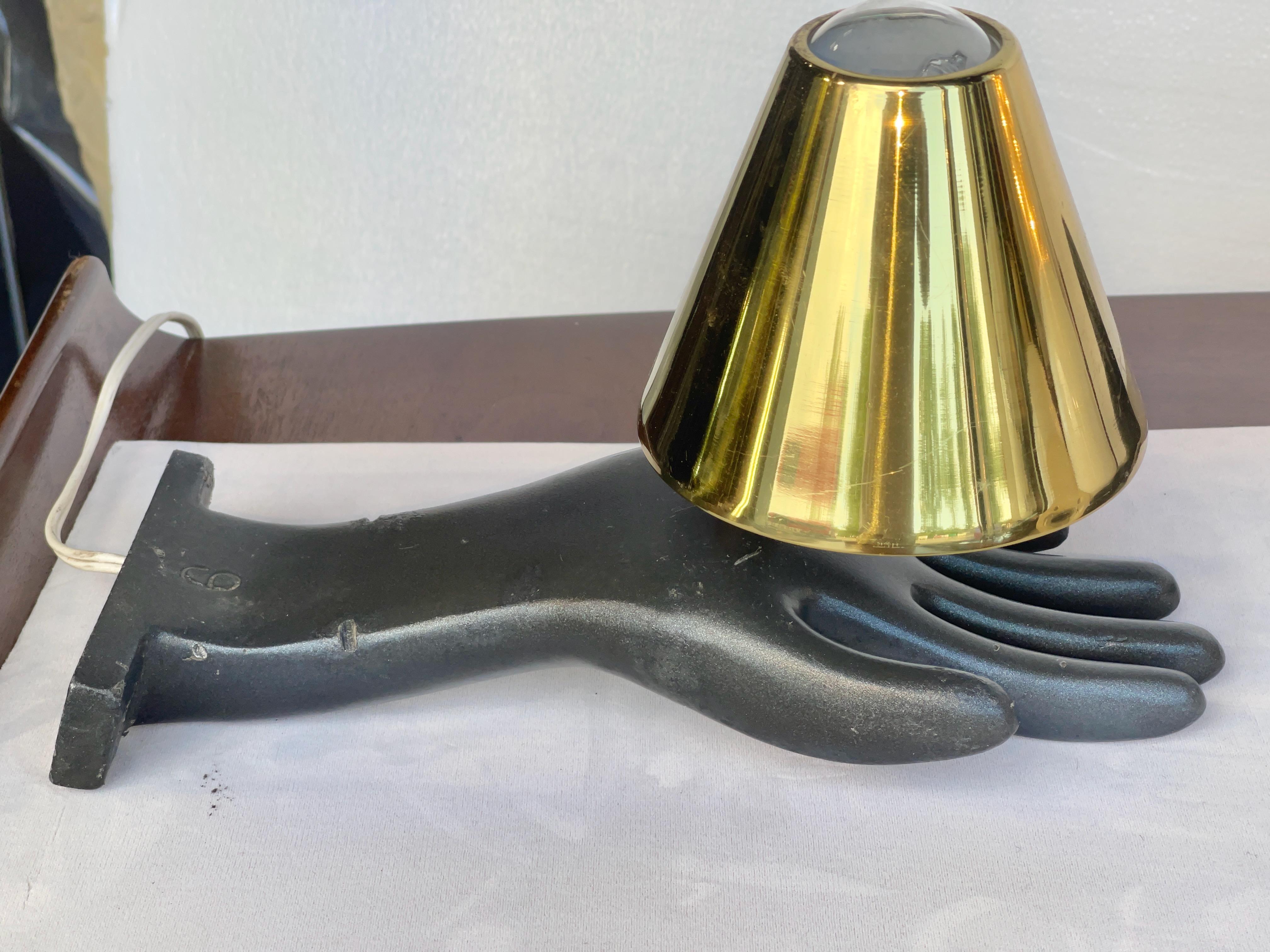 Italiano Lampada da parete industriale in alluminio fuso con stampo a forma di guanto in vendita