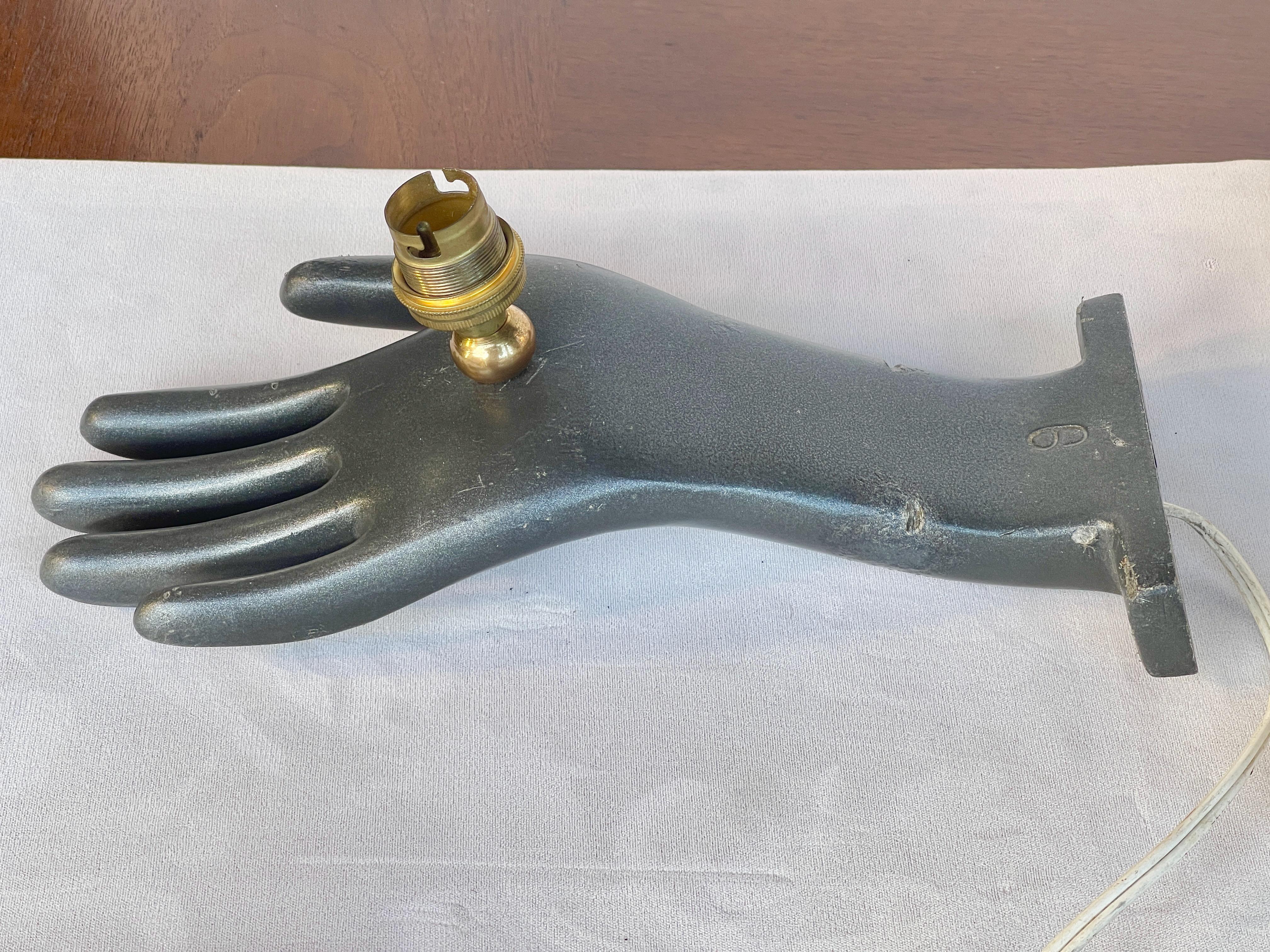 Lampada da parete industriale in alluminio fuso con stampo a forma di guanto in vendita 1
