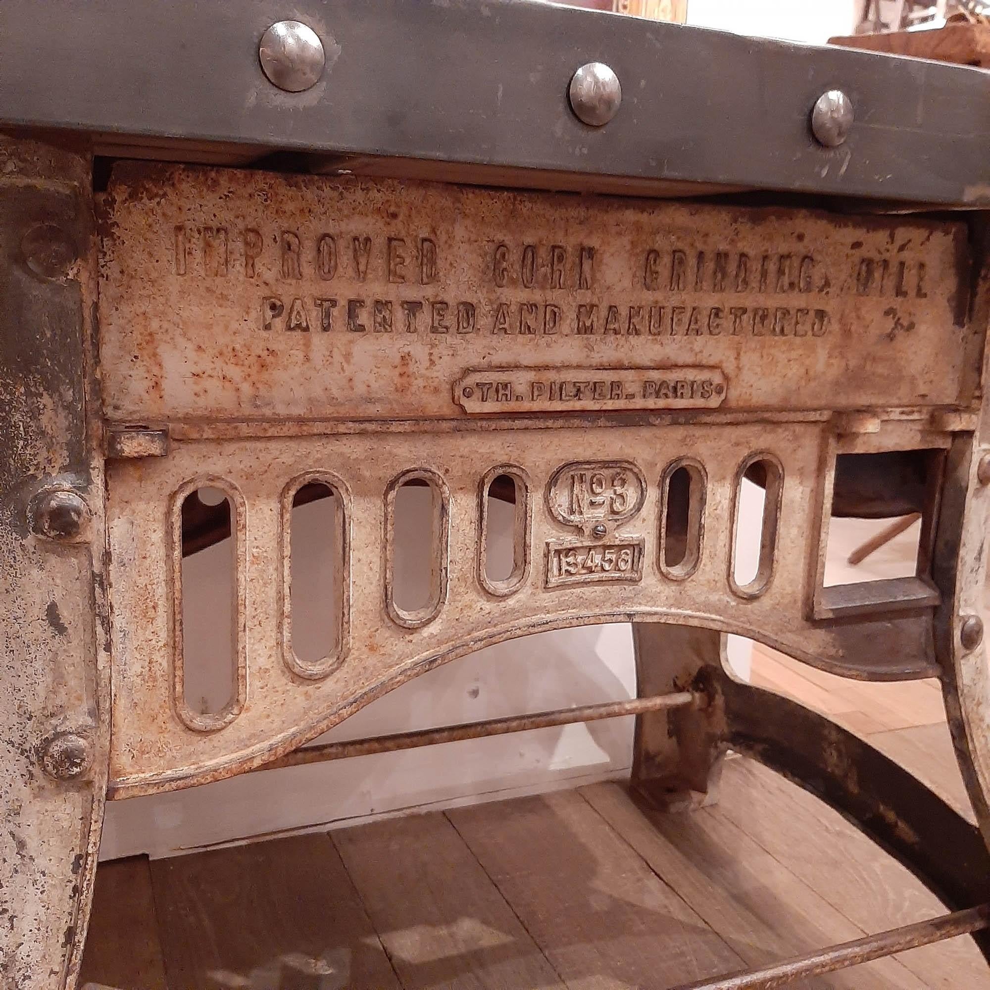 Français Établi ou table d'appoint en fonte industrielle et chêne ancien en vente