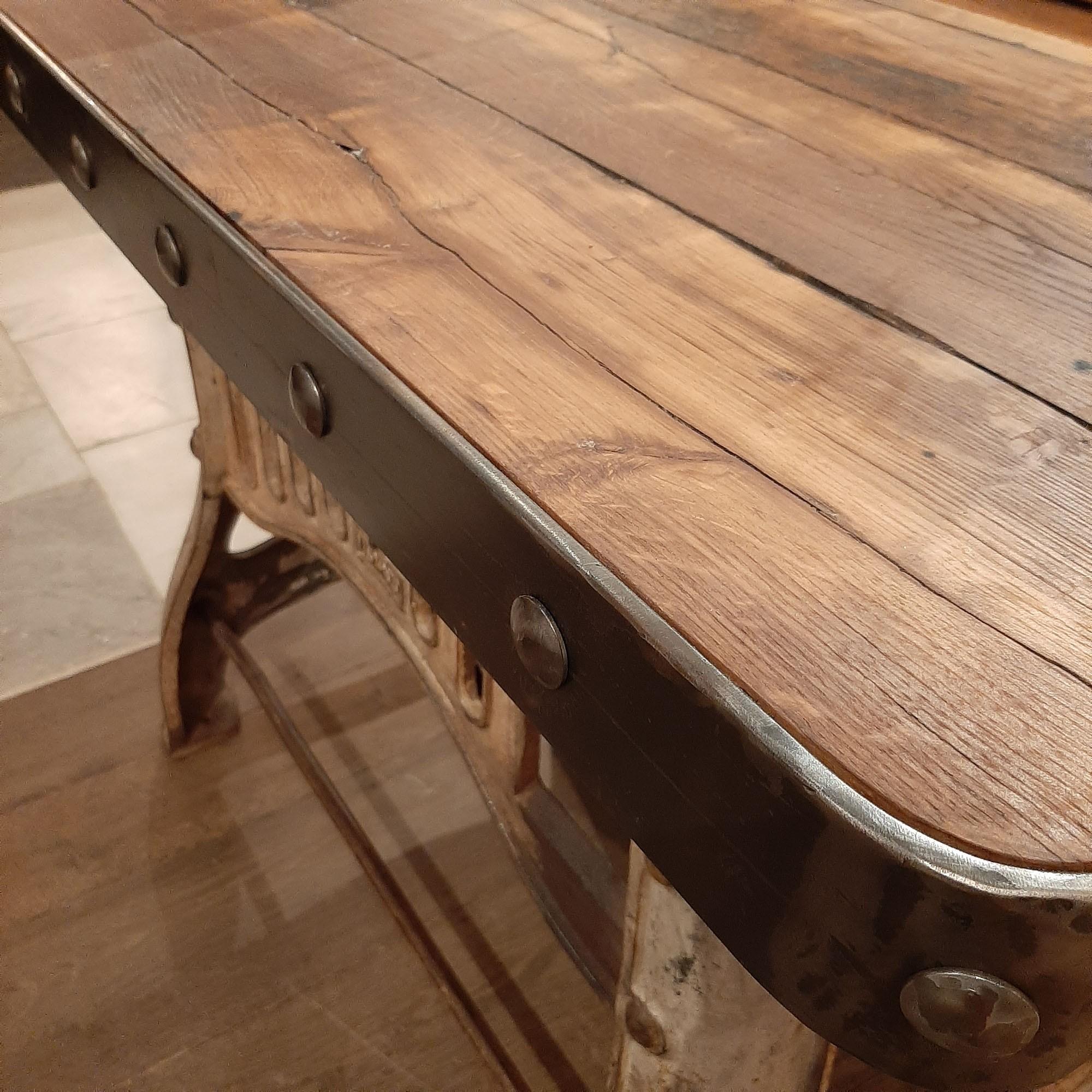 Établi ou table d'appoint en fonte industrielle et chêne ancien Bon état - En vente à Baambrugge, NL