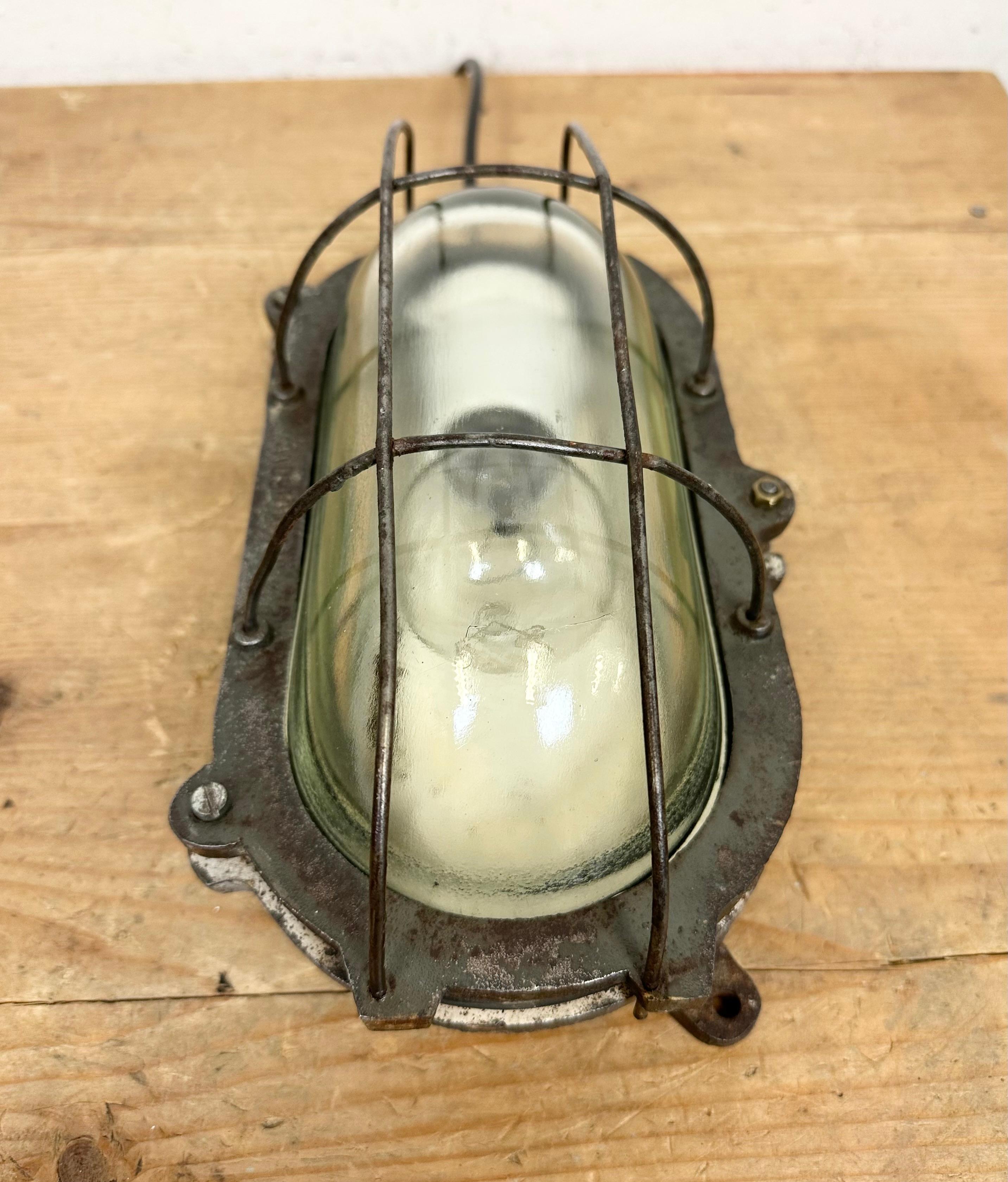 Industrial Cast Iron Wall Light, 1960s For Sale 4