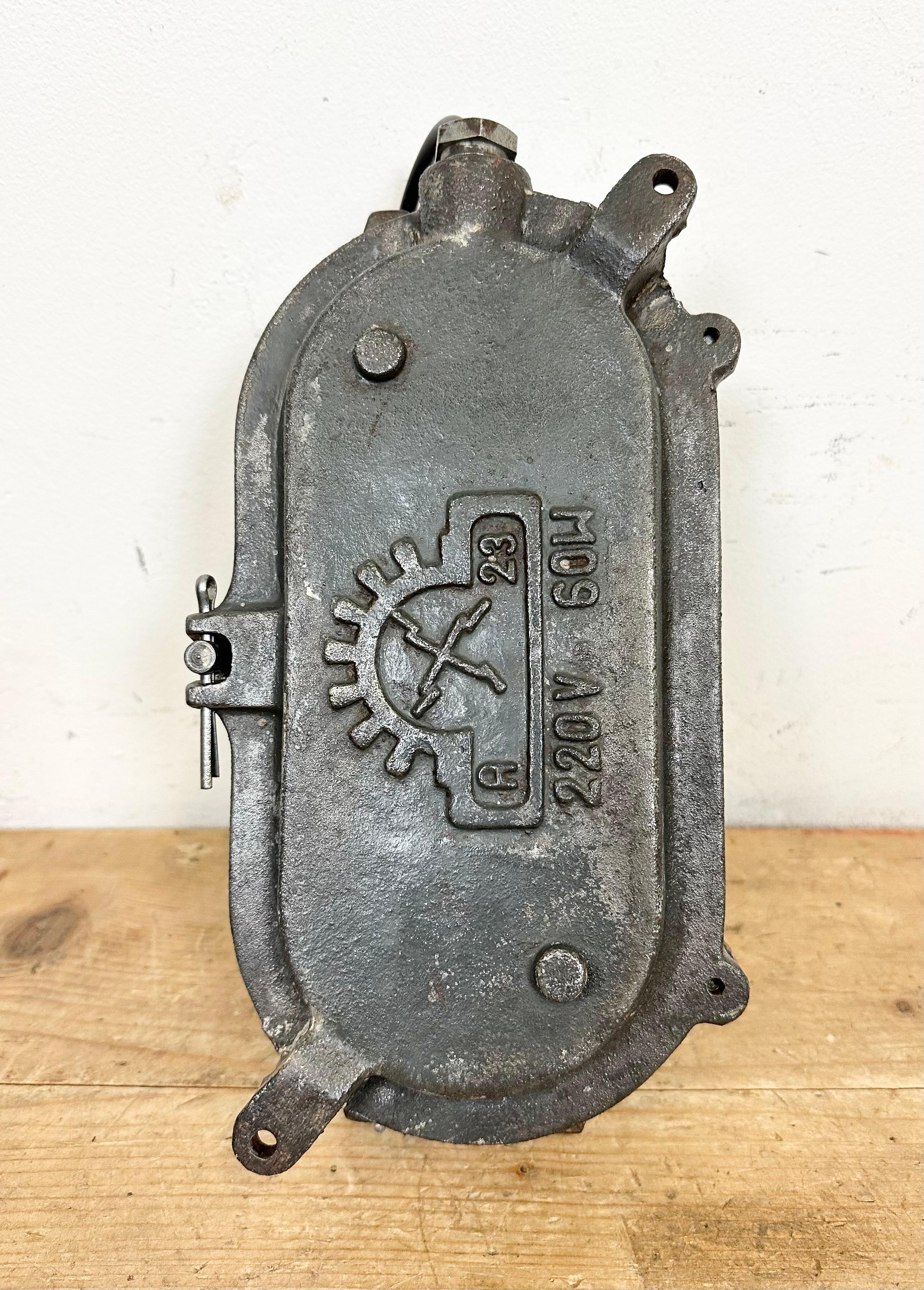 Industrial Cast Iron Wall Light, 1960s For Sale 10