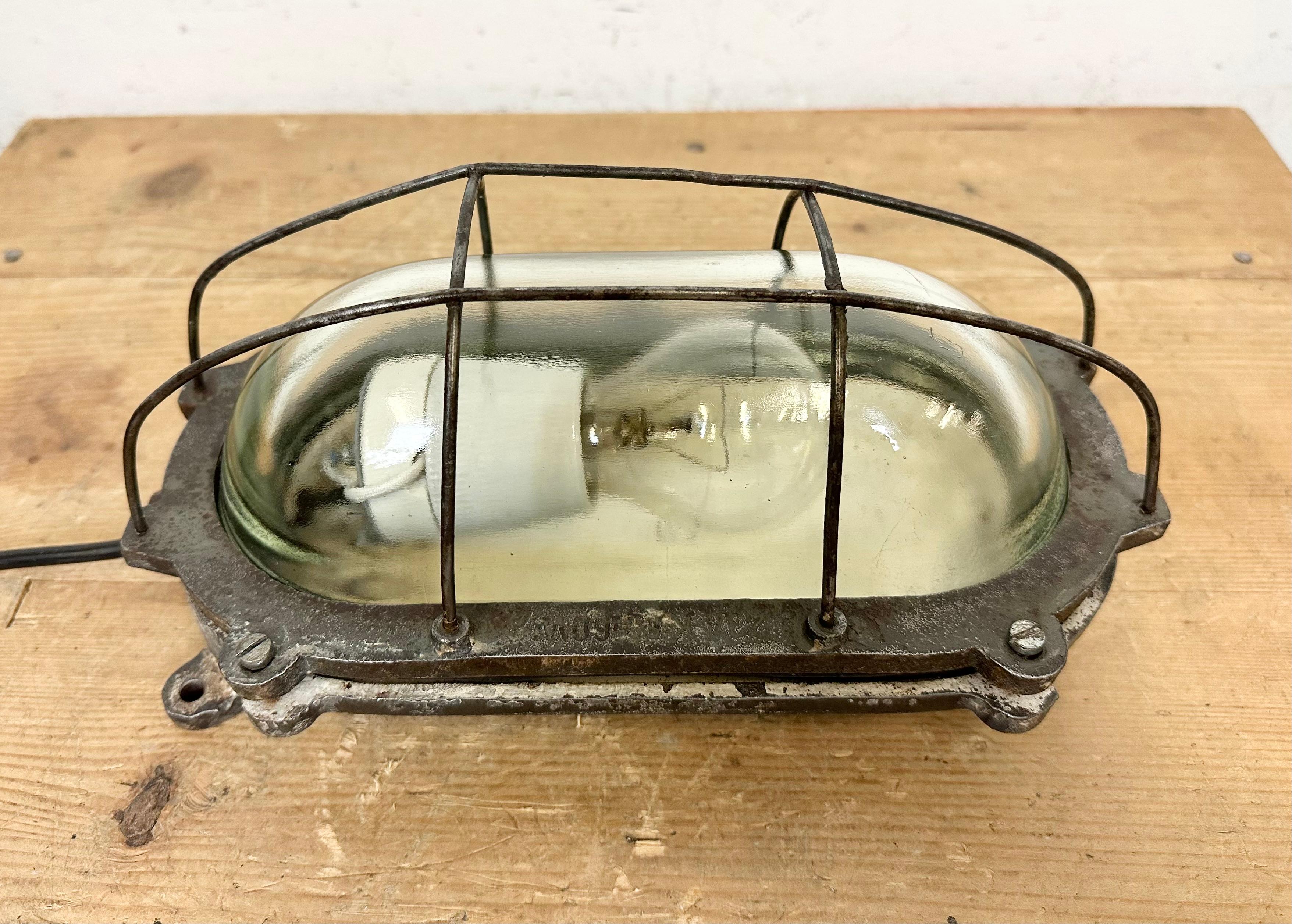 Industrial Cast Iron Wall Light, 1960s For Sale 1