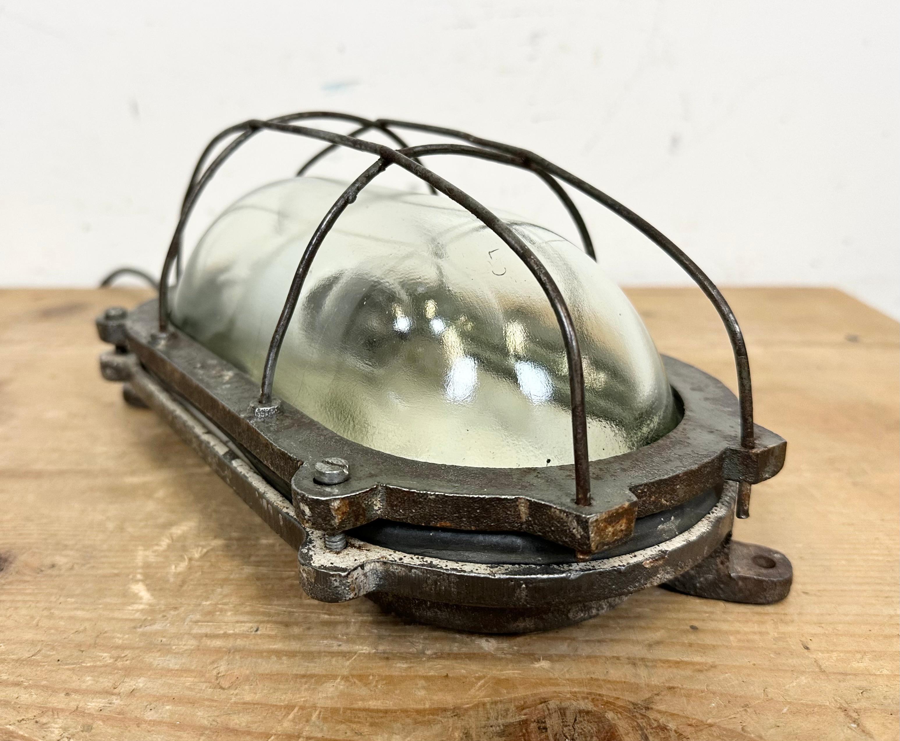 Industrial Cast Iron Wall Light, 1960s For Sale 2