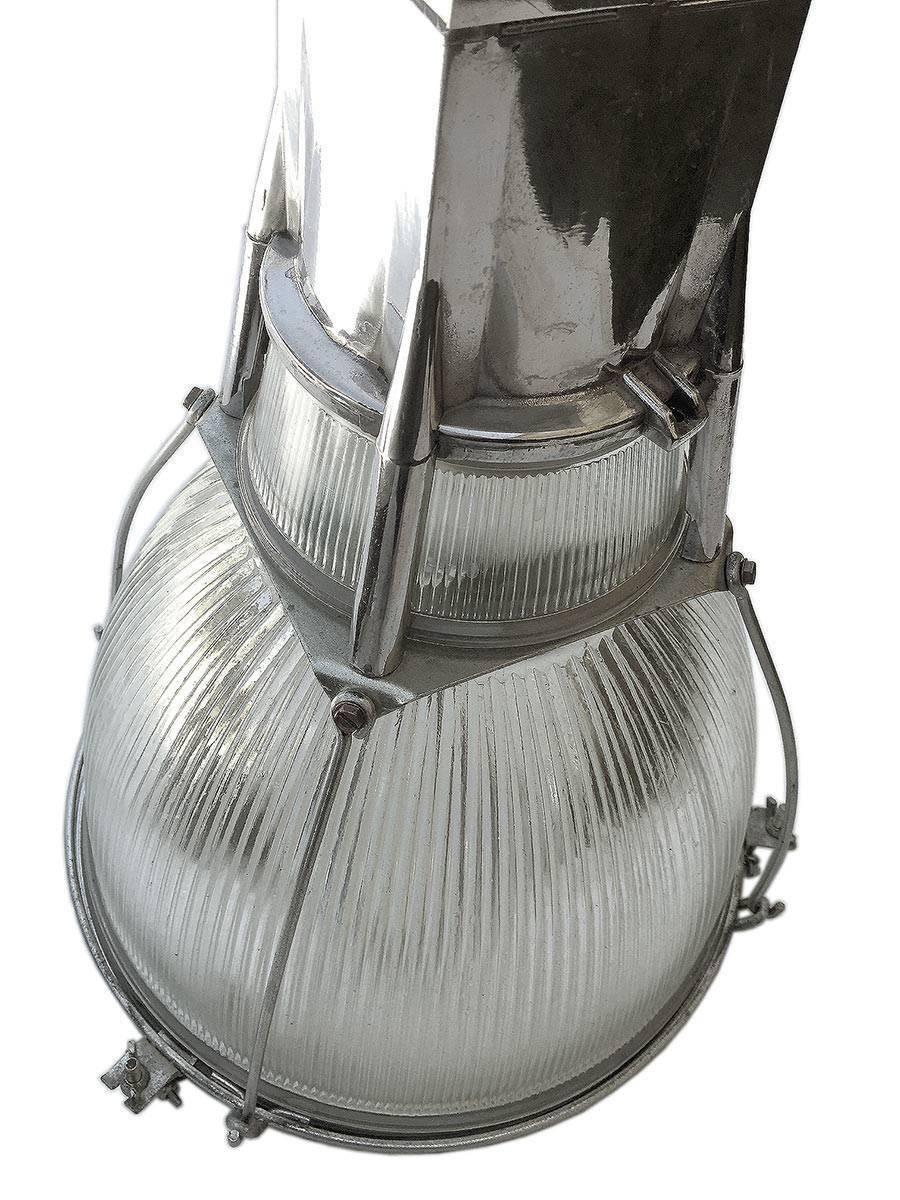 Industrielle Deckenleuchten mit Aluminiumgehäuse und doppelten Holophane-Glasschirmen. Eine Glasscheibe schützt die Glühbirne. Die USA, um 1940.