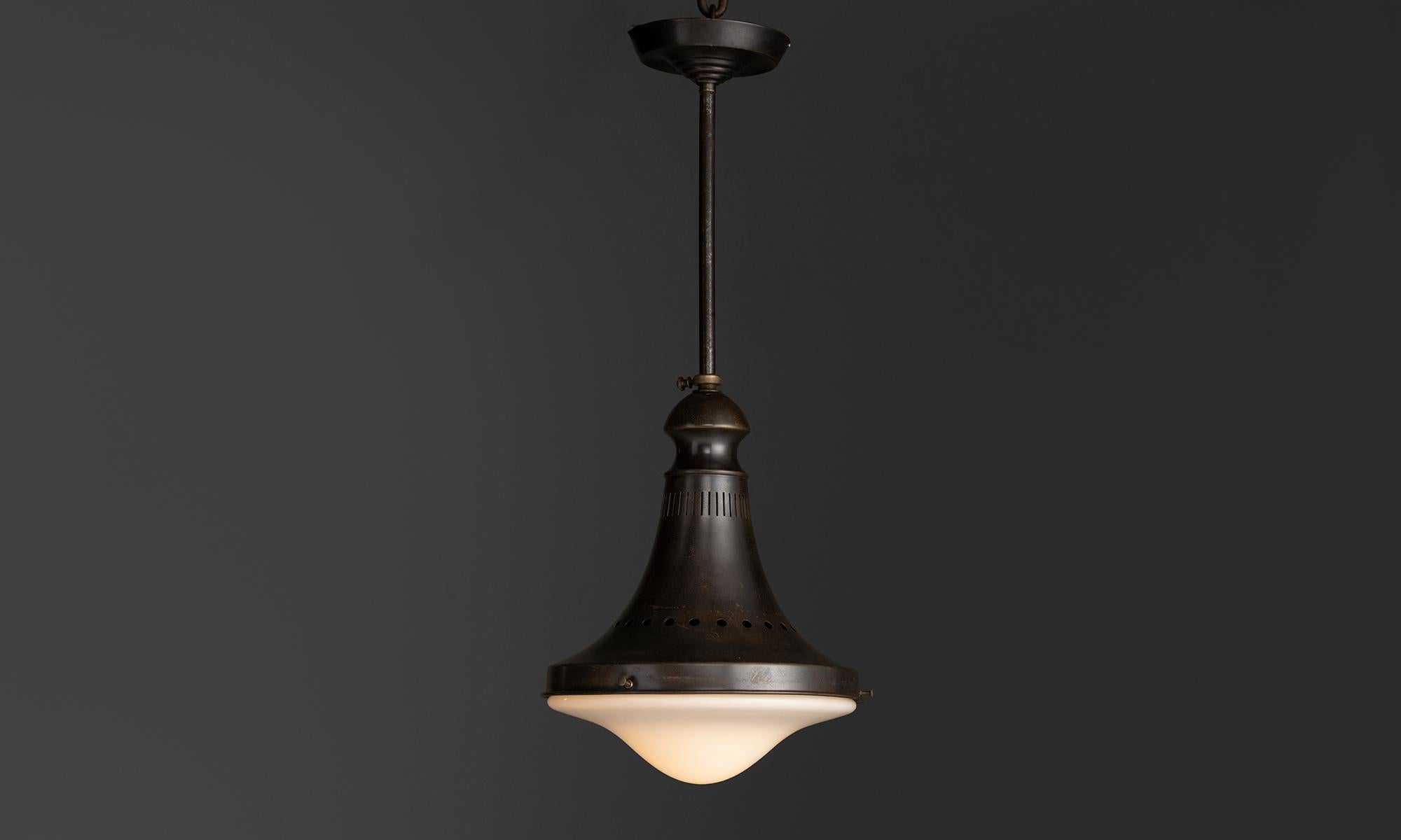 Paesi Bassi, 1930
Pendente industriale da soffitto con paralume in vetro opalino e struttura e baldacchino in bronzo, prodotto da Philips.
10 
