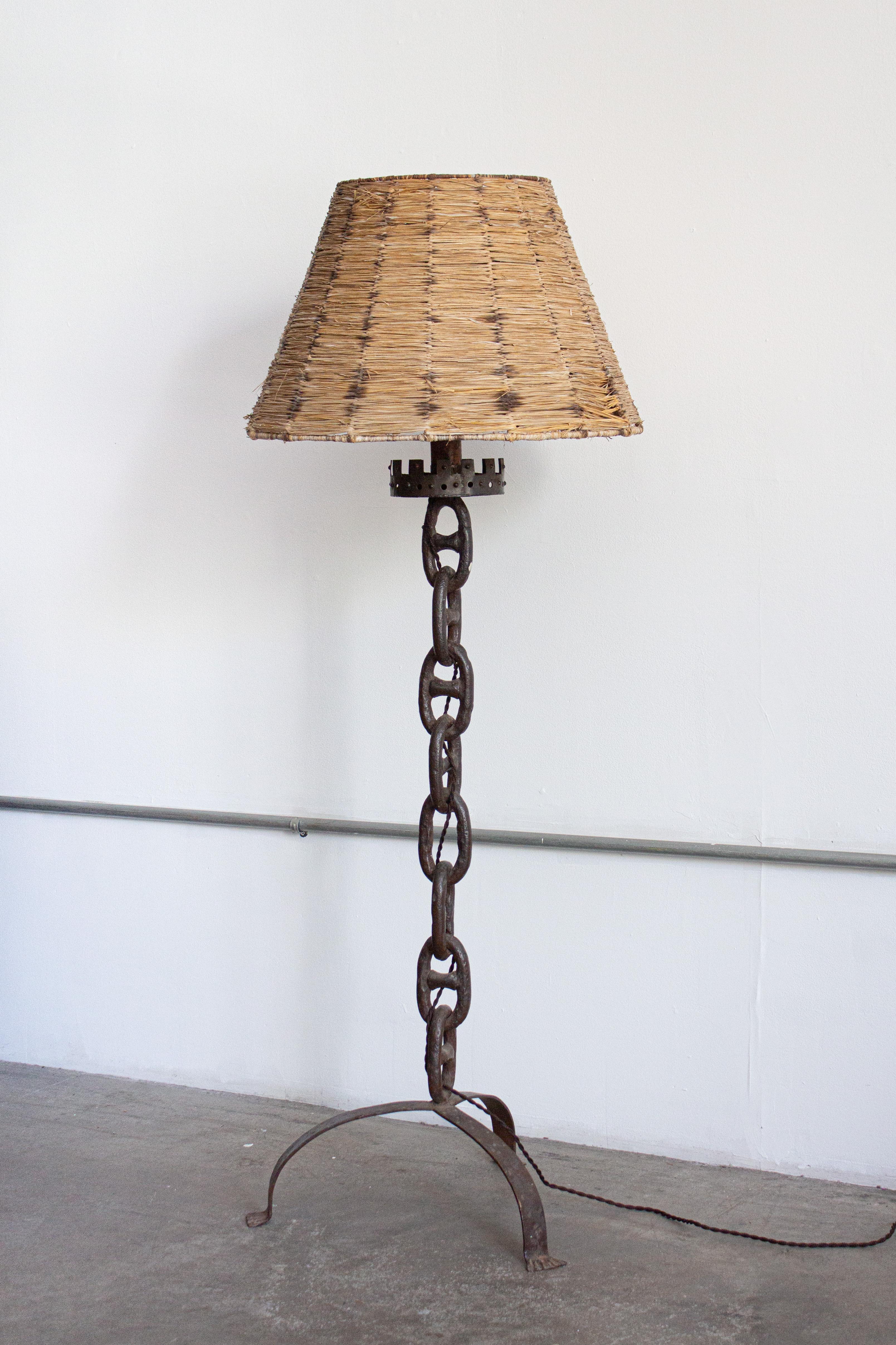 Lampadaire industriel en maillons de chaîne, France, vers les années 1950. Fabriqué à la main à la manière de Franz West. Maillons de chaîne extra larges, base en trépied et partie supérieure en forme de tourelle avec un élément en bois en forme de