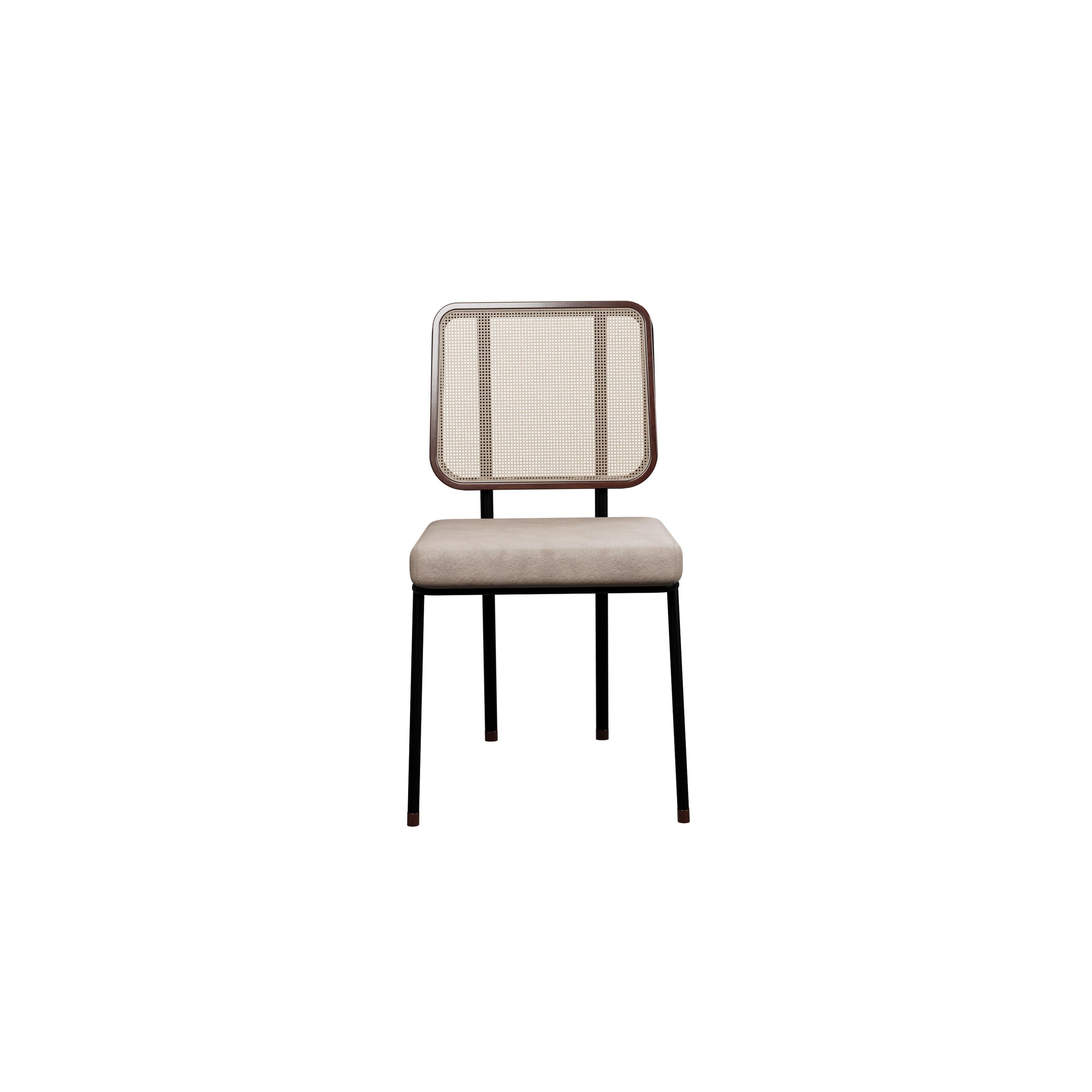 Murmurio's DUV sturdy iron structure provides a solid foundation, while the intricately woven rattan backrest, supported by an ashwood frame, adds a touch of natural beauty. The seat is upholstered in genuine leather, offering both comfort and a