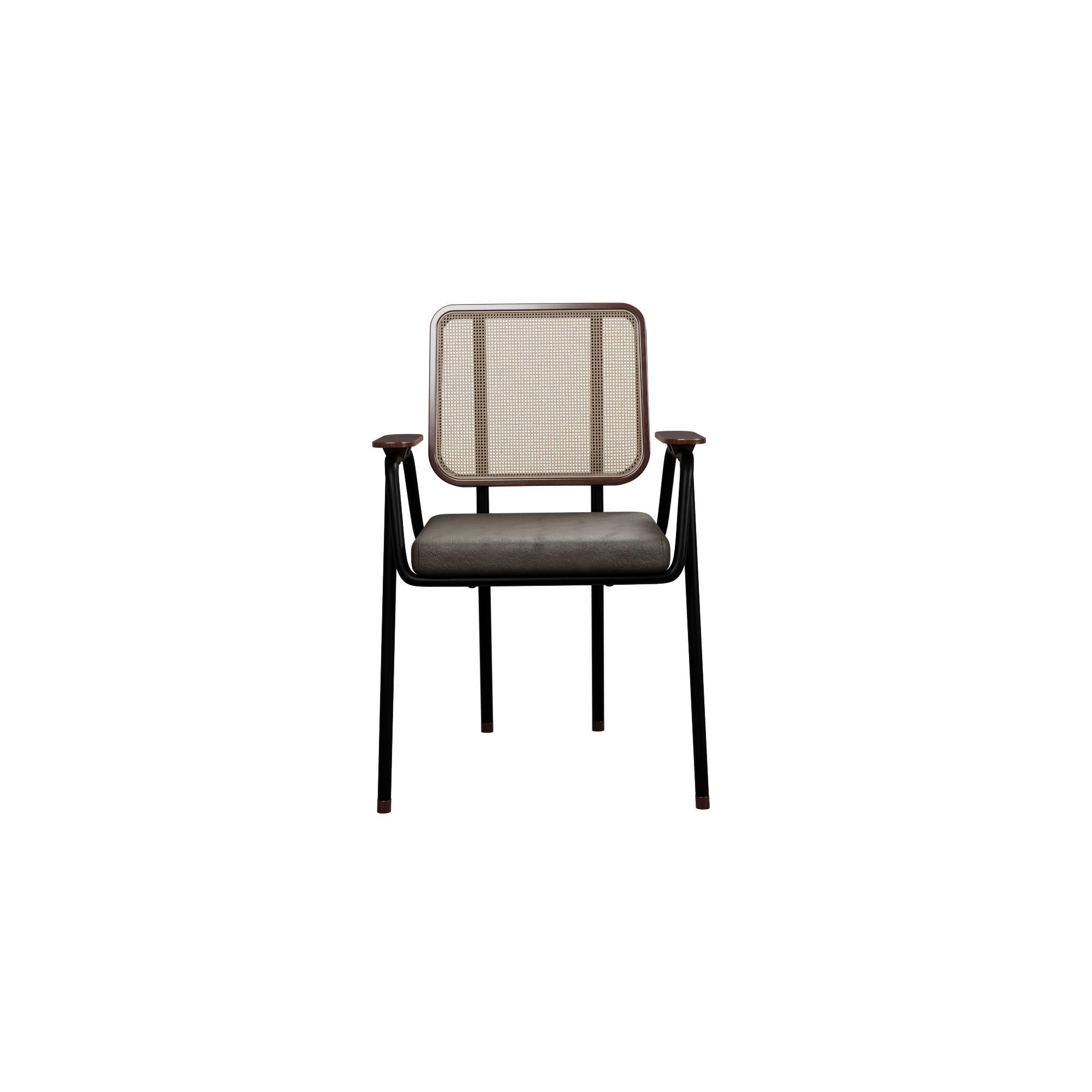 La sedia con braccioli DUV di Murmurio offre una solida struttura in ferro, mentre l'intricato schienale in rattan, sostenuto da un telaio in frassino, aggiunge un tocco di naturale bellezza. Il sedile è rivestito in vera pelle, per offrire comfort