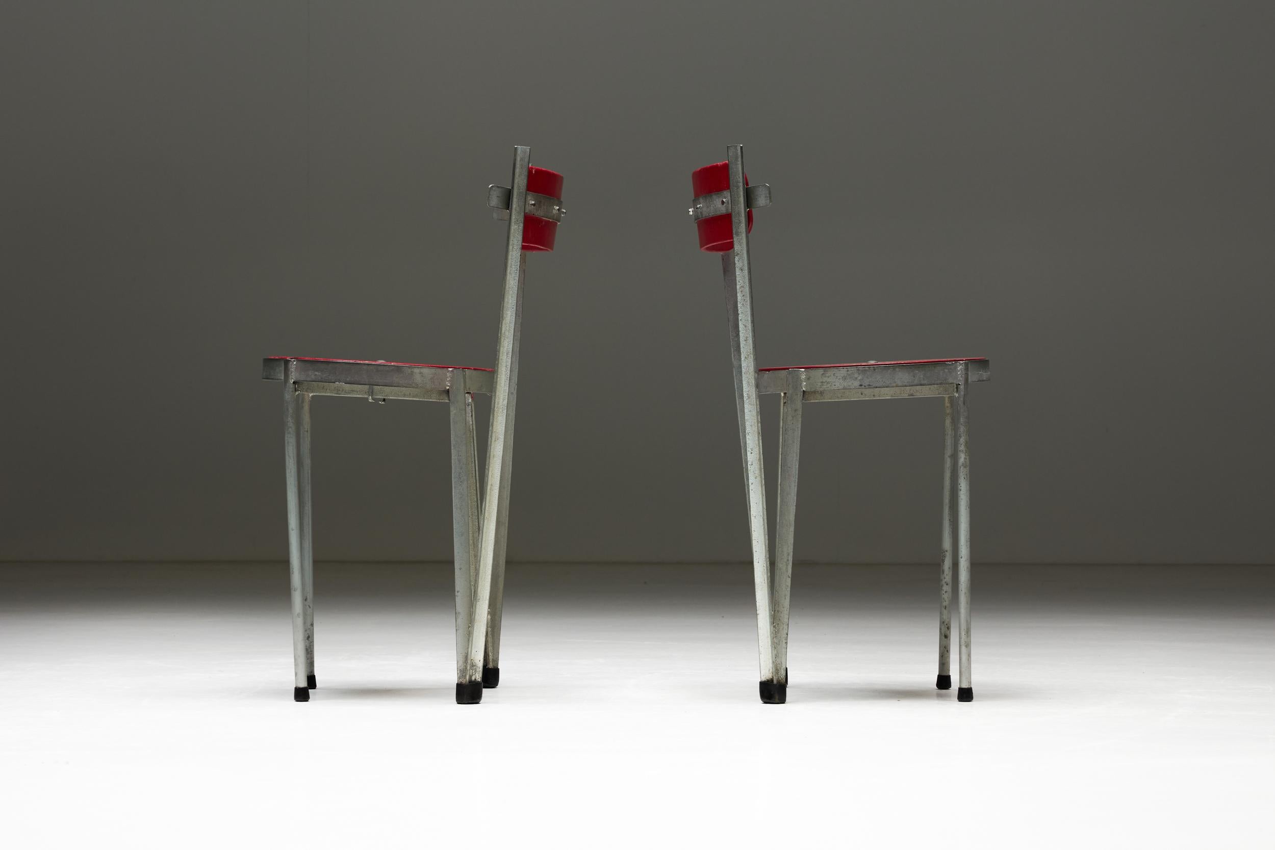 Chaises industrielles présentant une combinaison frappante d'une assise et d'un dossier en bois rouge, exsudant une esthétique audacieuse et vibrante. Les pieds robustes en acier galvanisé offrent un support solide, garantissant durabilité et