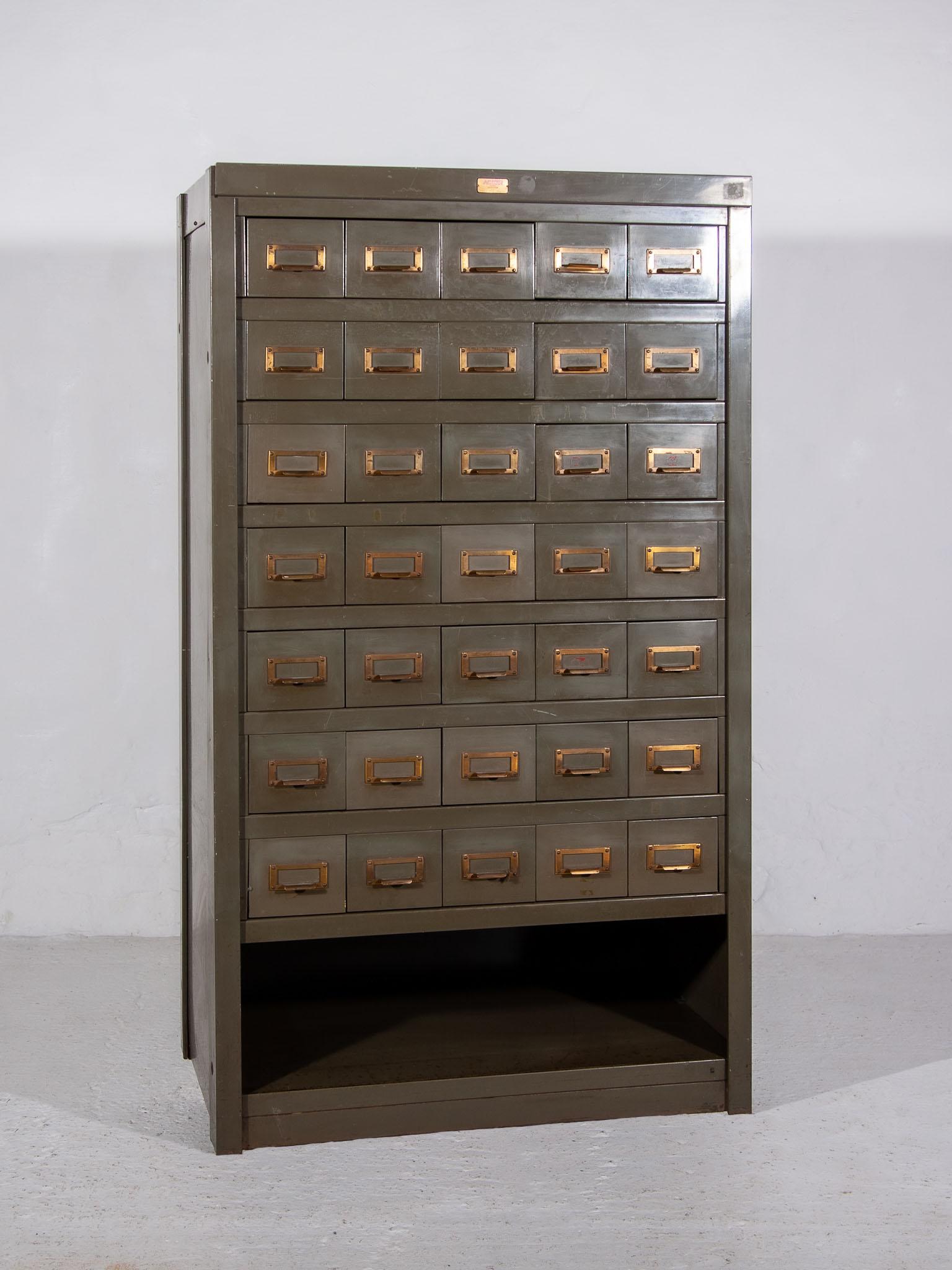 Acior Maison Desoer Liège - Industrial chest of drawers very solidly built all steel 35 drawer file cabinet with drawers and the original label. The drawers glide open by pushing one of the two buttons that operate as one. All open smoothly and