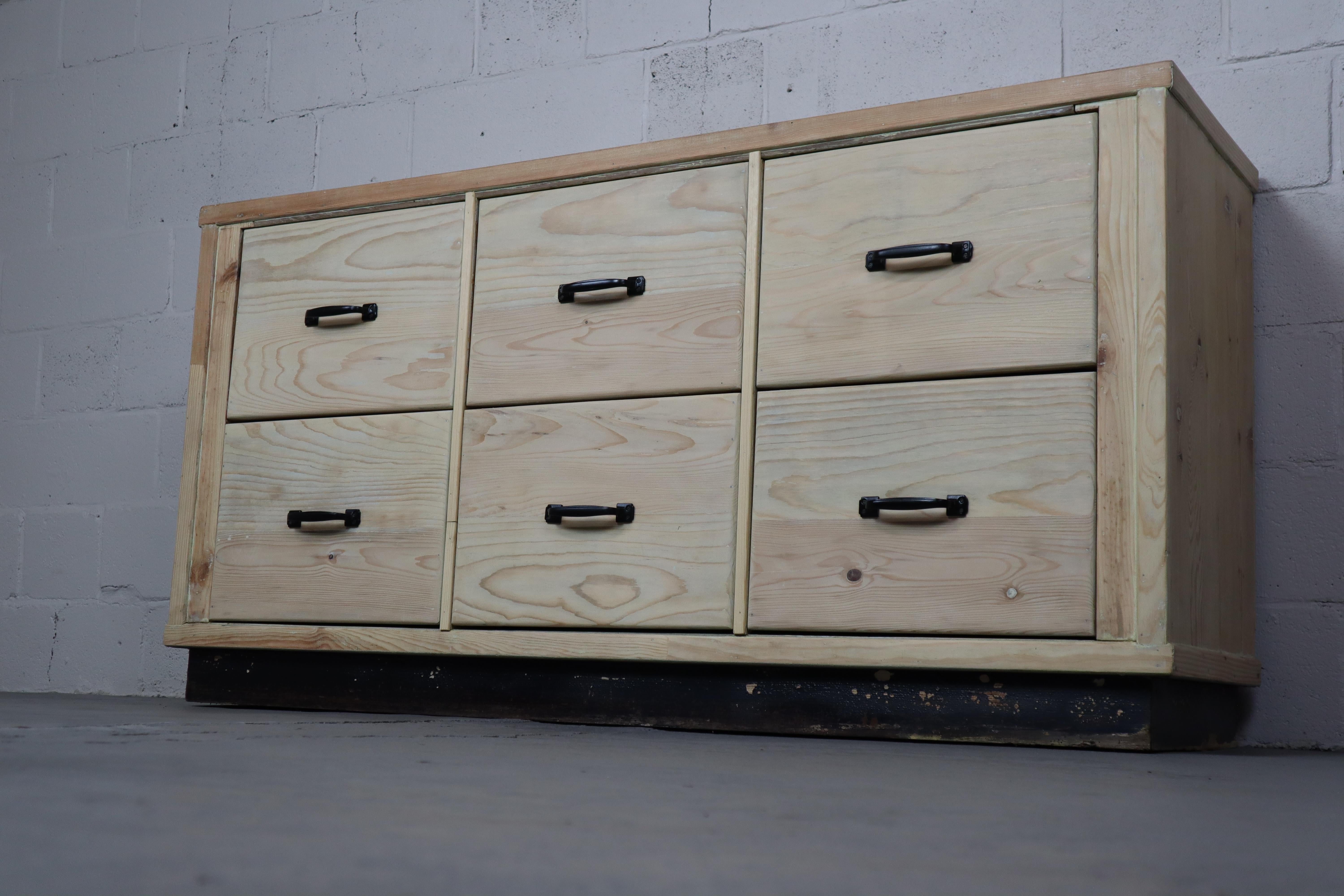 Industrial chest of drawers with six big drawers For Sale 4