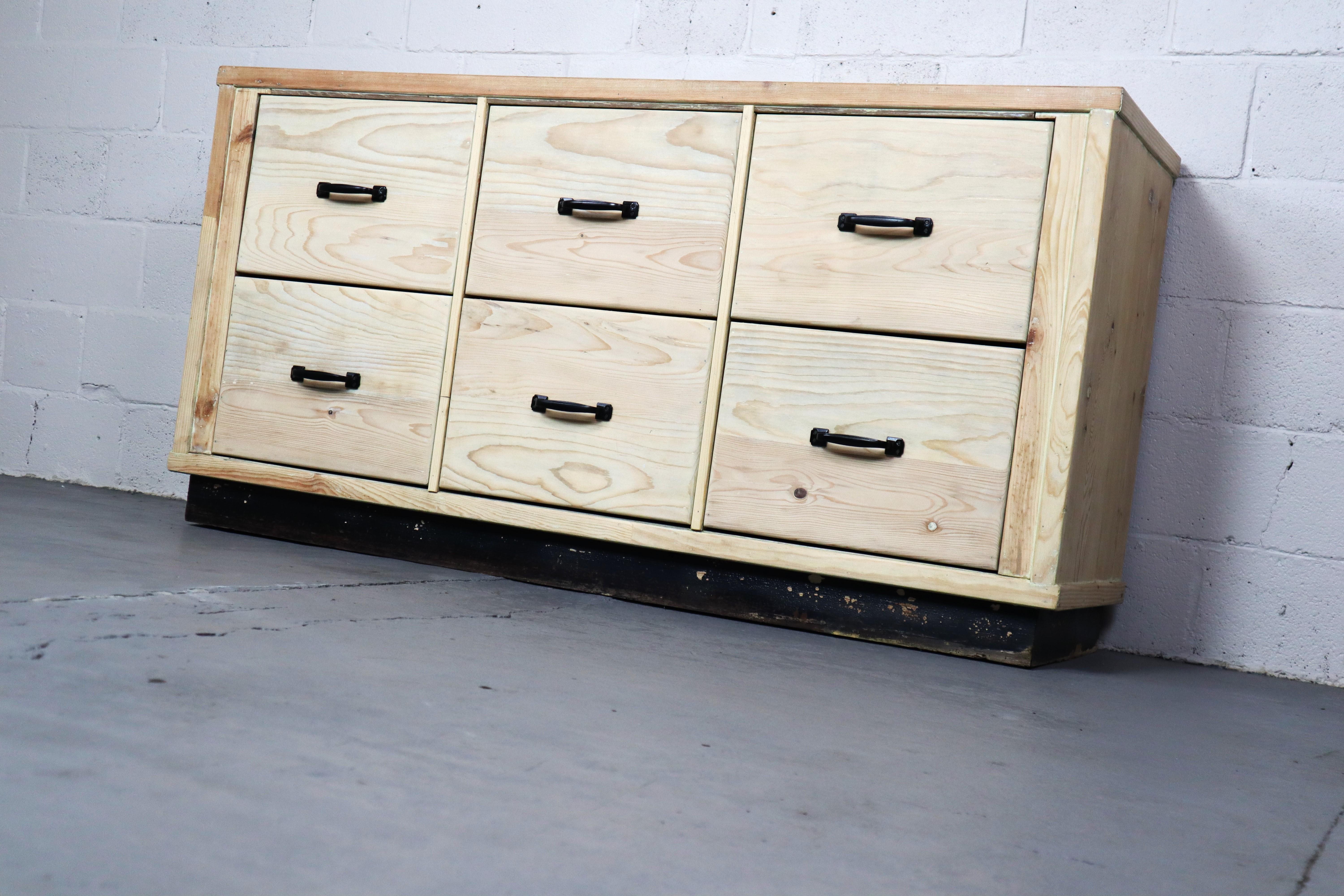 Industrial chest of drawers with six big drawers For Sale 5