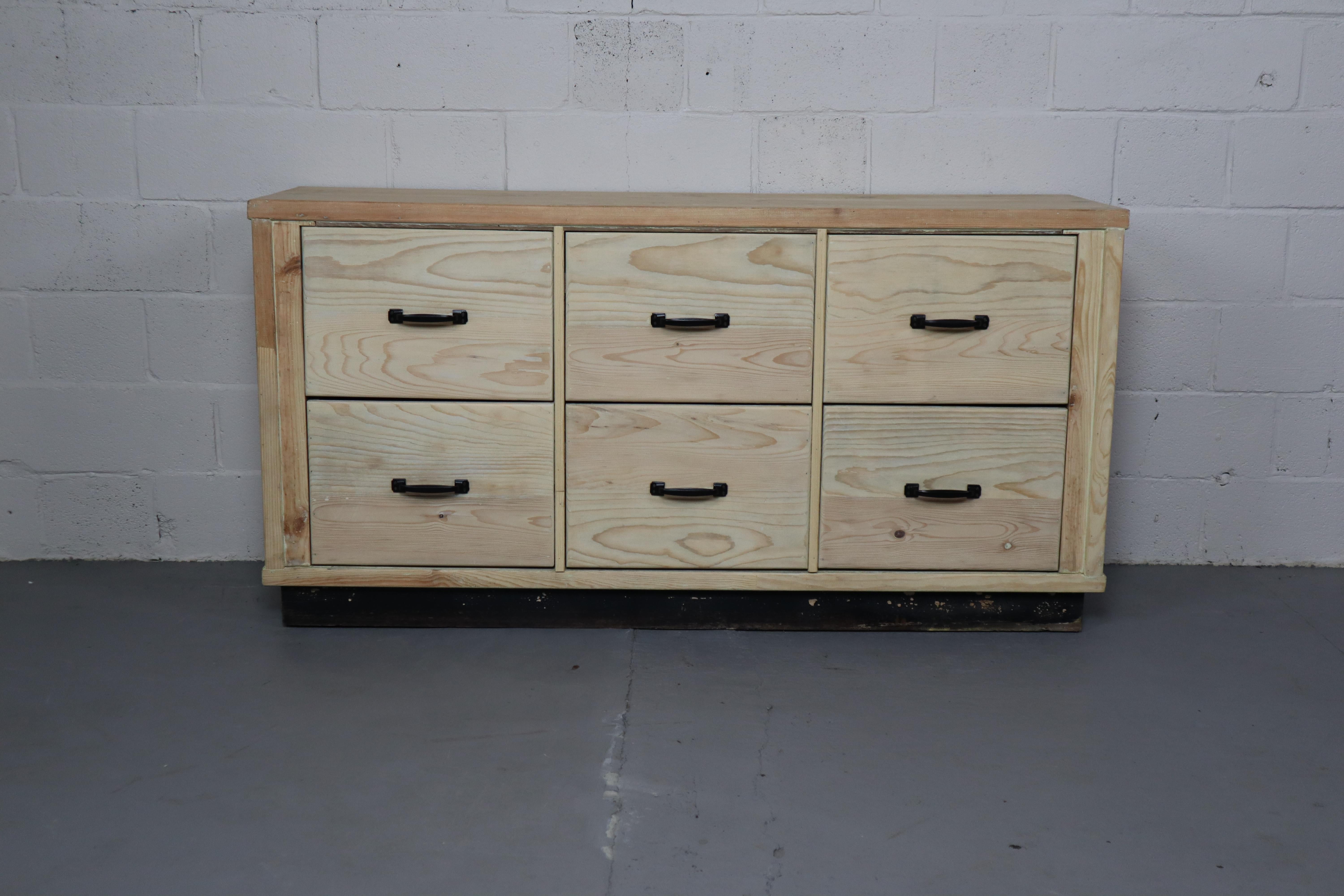 Vintage chest of drawers in Pinewood!
Six large drawers to store your stuff!
Dxhxl: 50x86x170 cm
Inside size drawers: 41,5x32x44 cm
