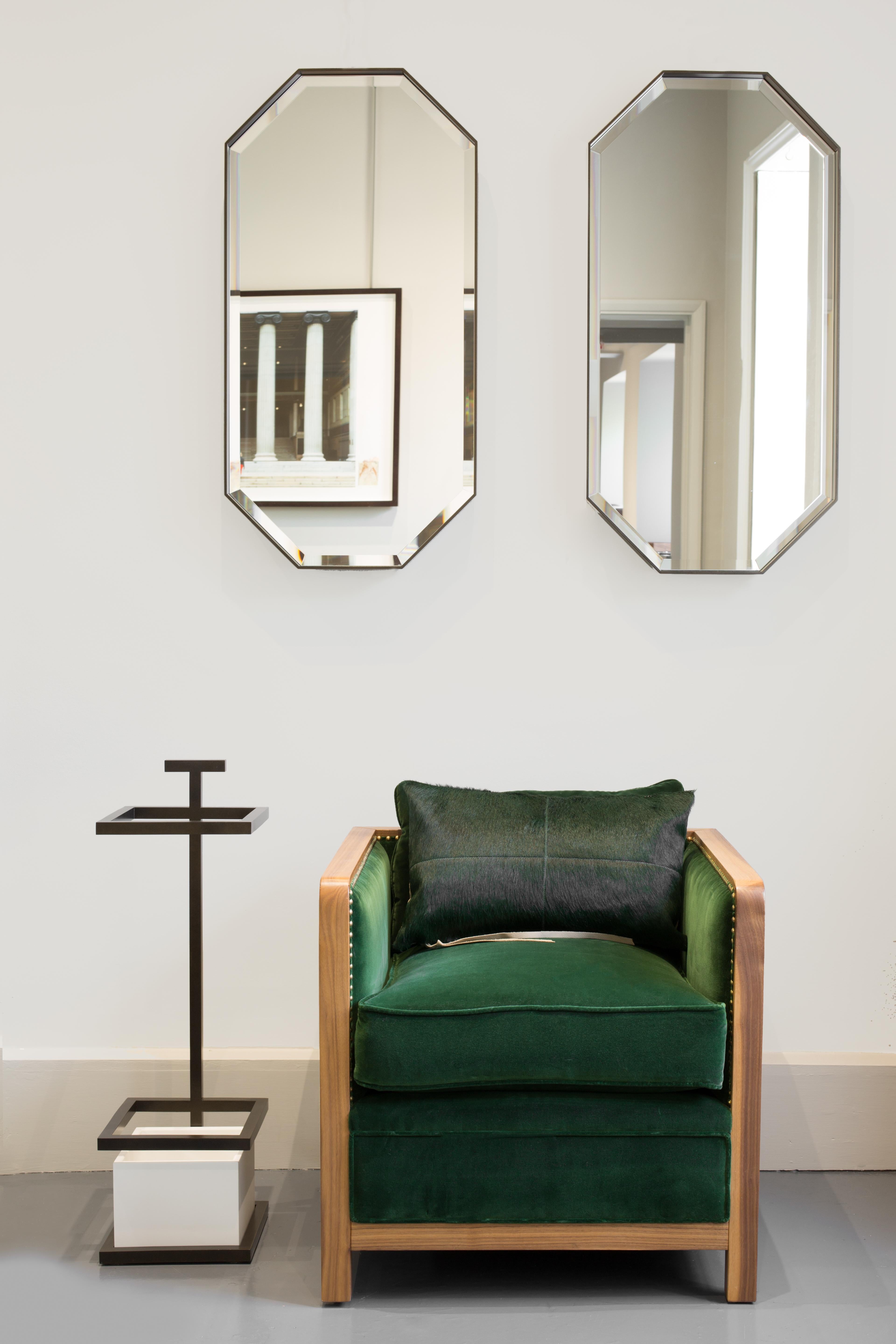 Gli specchi sono talvolta sopravvalutati per la mancanza di design e personalità. Eros sfida queste idee con uno specchio in stile antico e una cornice delicata e smussata in stile Art Deco, disponibile sia in ottone massiccio che in acciaio
