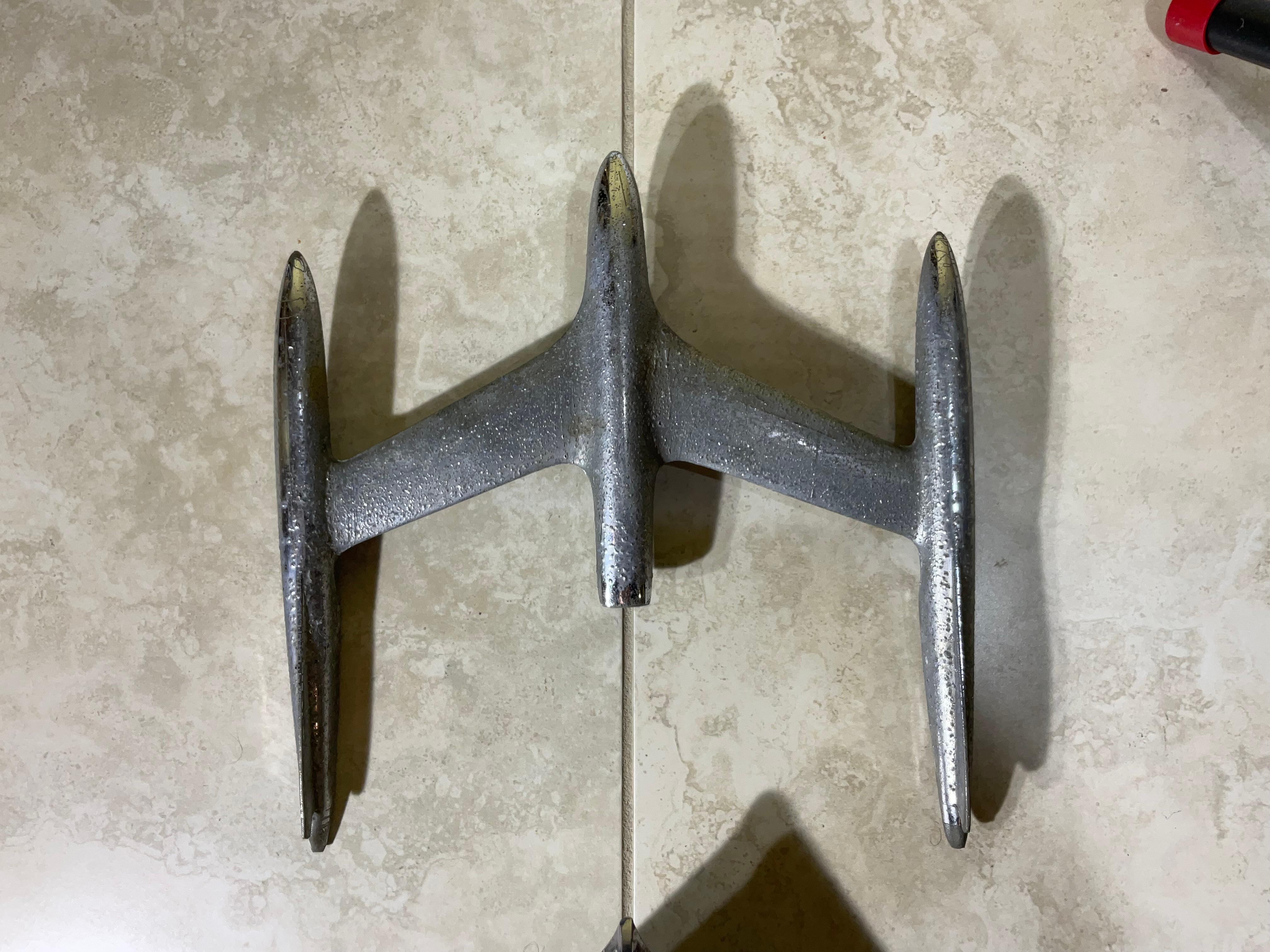 Industrial Chic Wall Art - American Car Hood Ornaments Wall Hanging Sculpture In Fair Condition For Sale In Delray Beach, FL