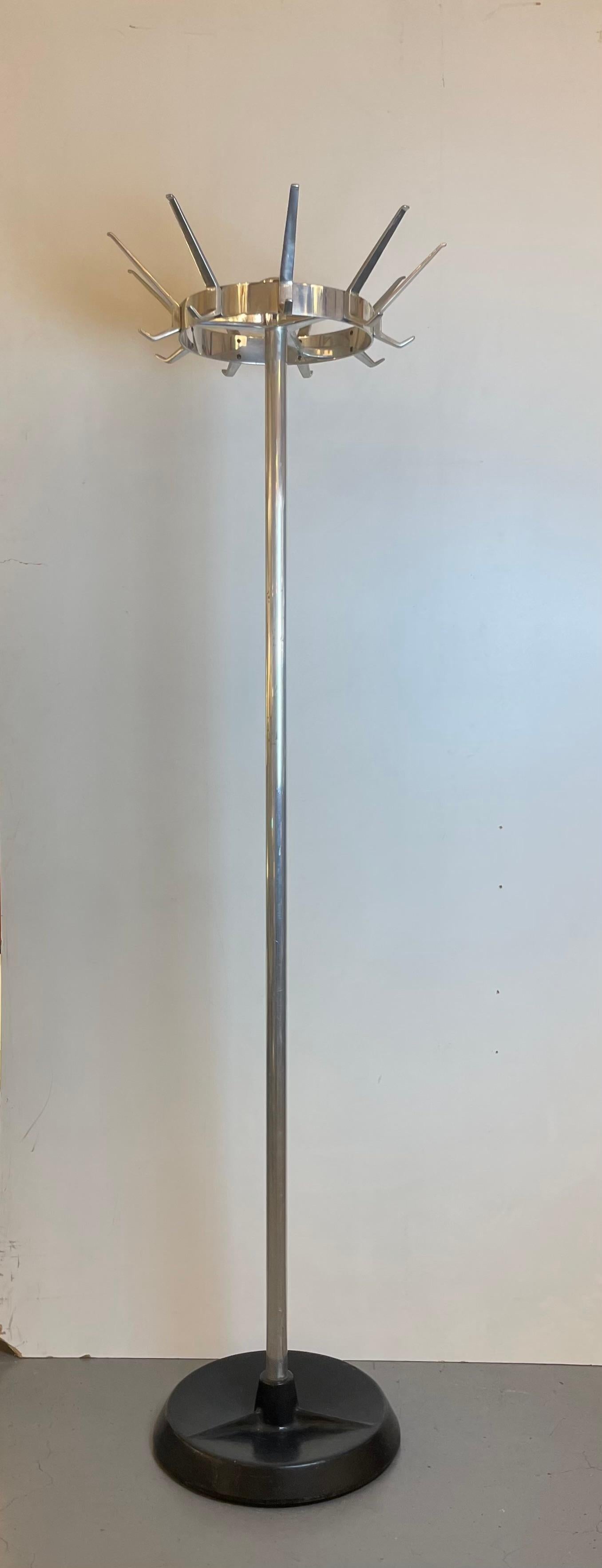 Schöner drehbarer Kleiderständer von Clark Equipment, einem us-amerikanischen Designer, Hersteller und Verkäufer von Industrie- und Baumaschinen und -geräten. Alles aus verchromtem Metall mit schwarzem Sockel aus Gusseisen.
-
Hergestellt von: Clark