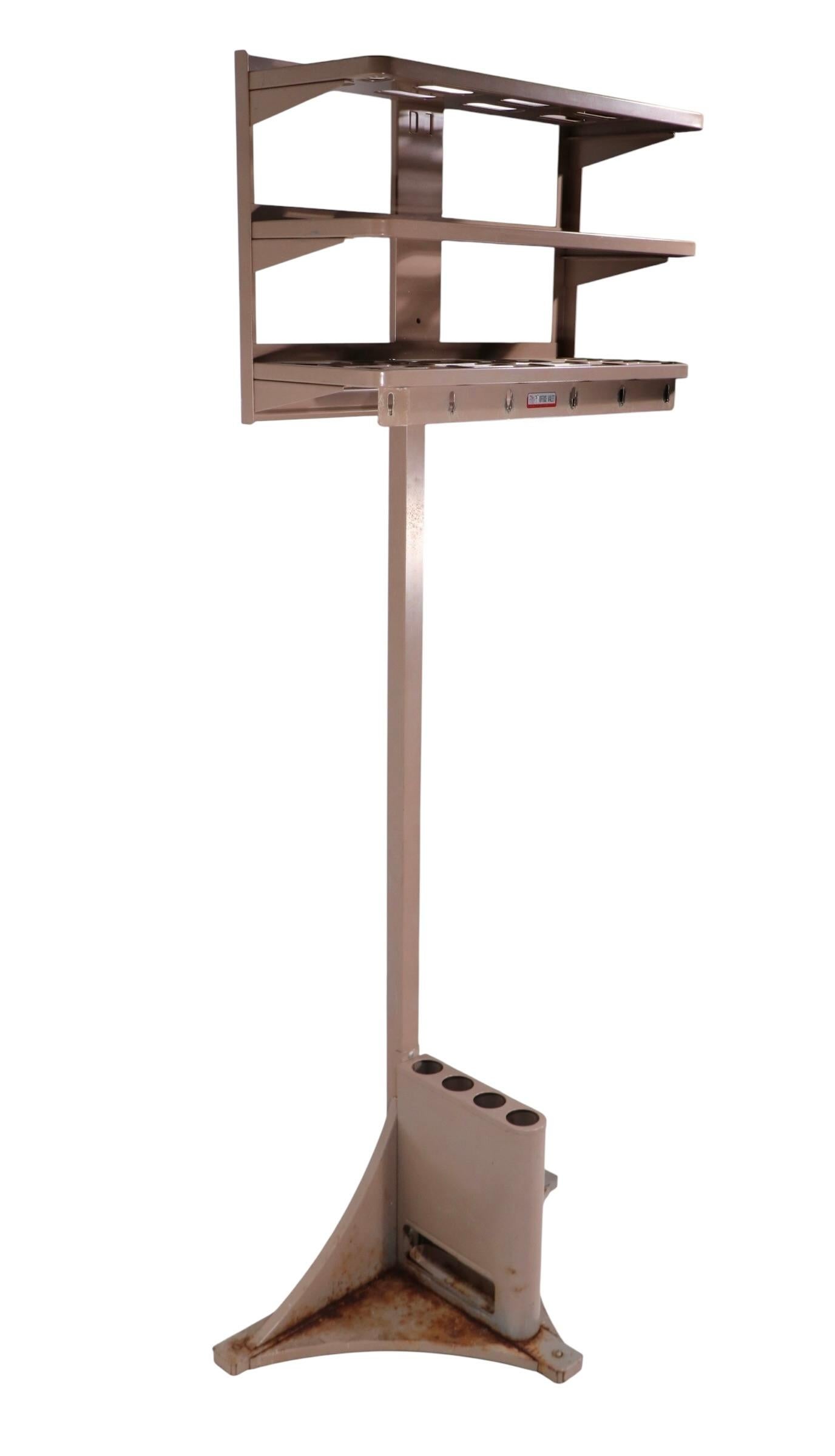 Porte-manteau, porte-chapeau, valet de chambre de style industriel classique. Construit en acier, selon des normes commerciales, prêt pour un usage intensif et régulier, cet exemplaire est en très bon état, d'origine, propre et prêt à l'emploi, ne