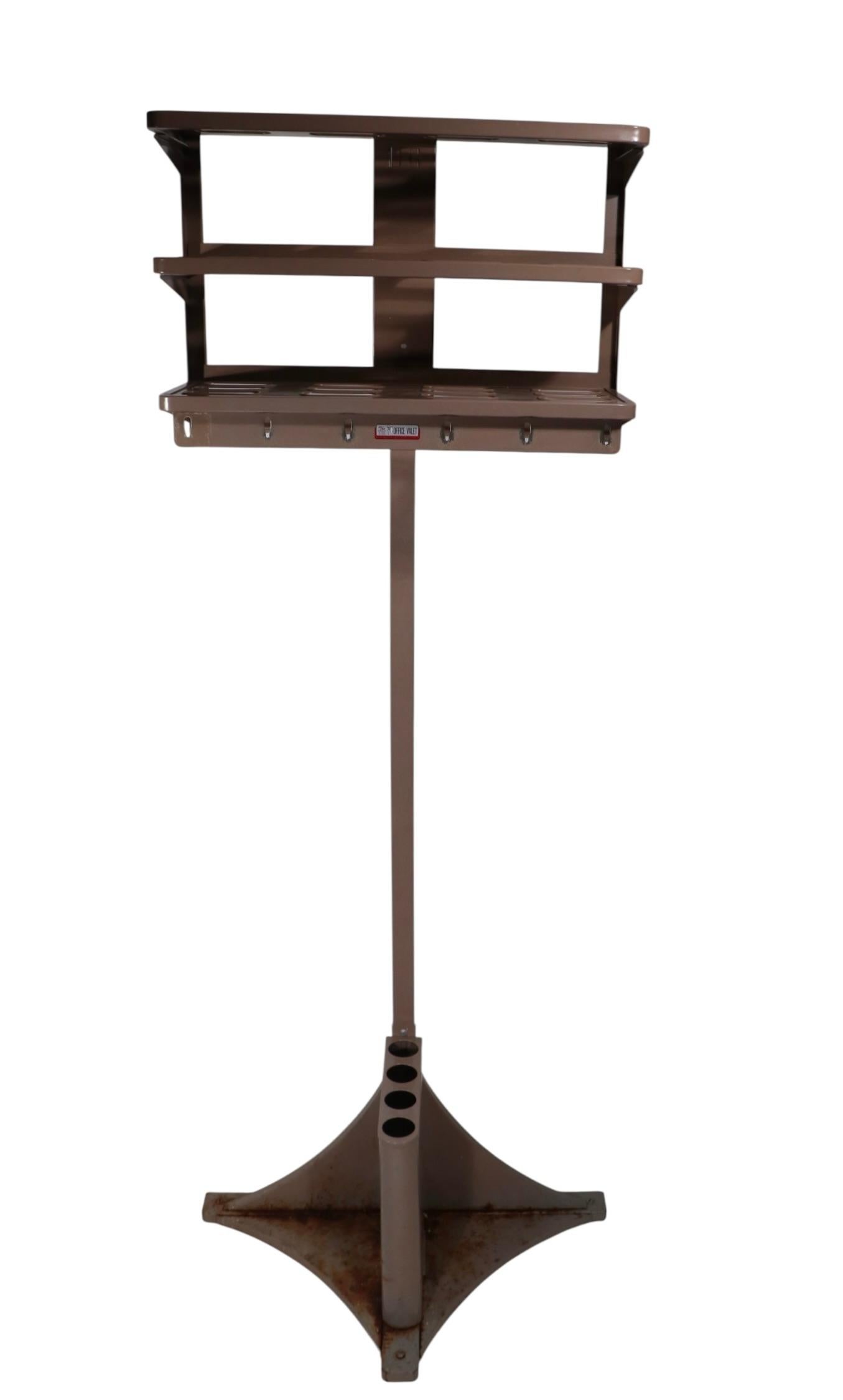 Porte-manteau industriel Le valet de bureau par Vogel Peterson Co, Circa 1950/60s Bon état - En vente à New York, NY