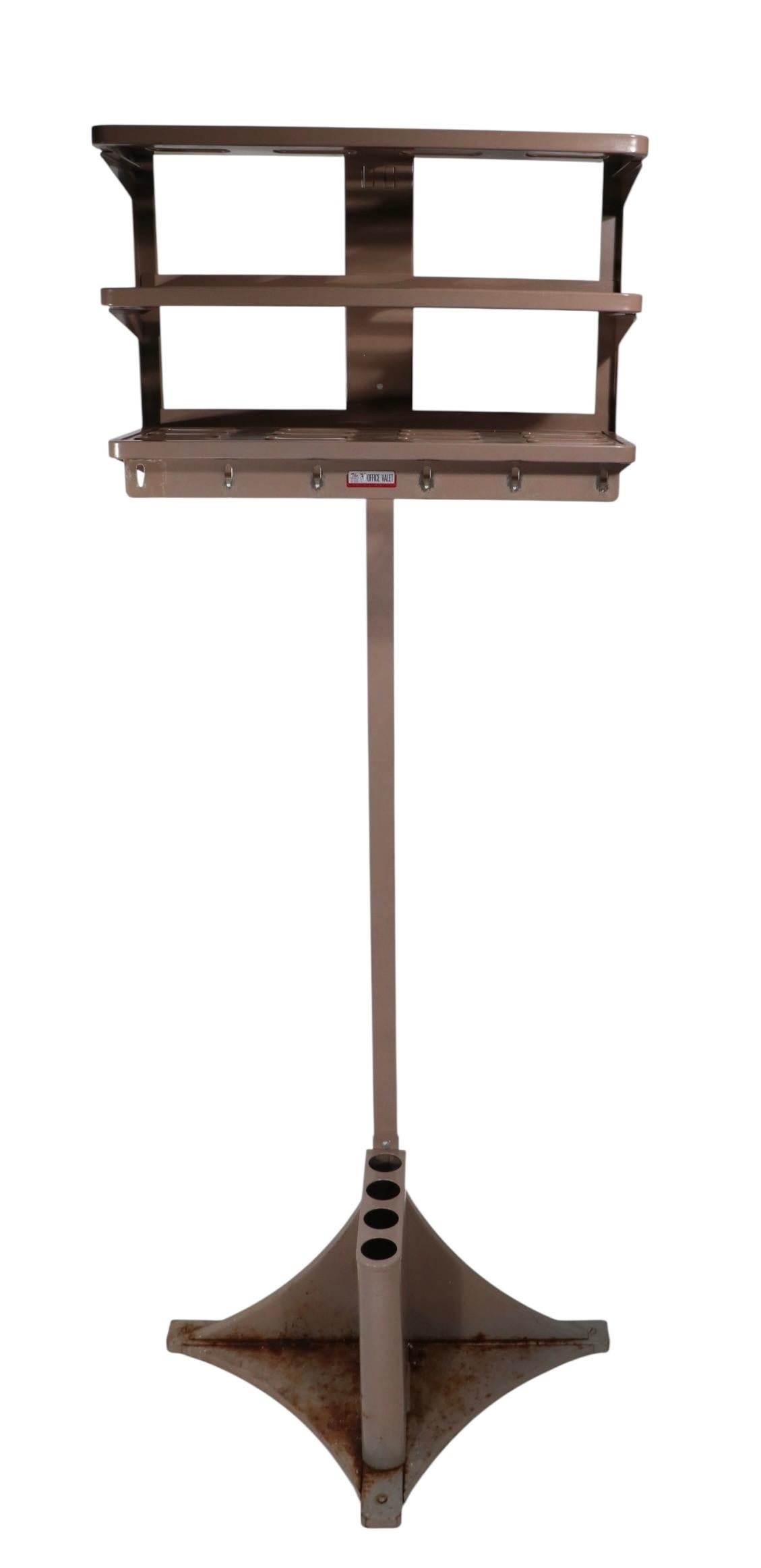 20ième siècle Porte-manteau industriel Le valet de bureau par Vogel Peterson Co, Circa 1950/60s en vente