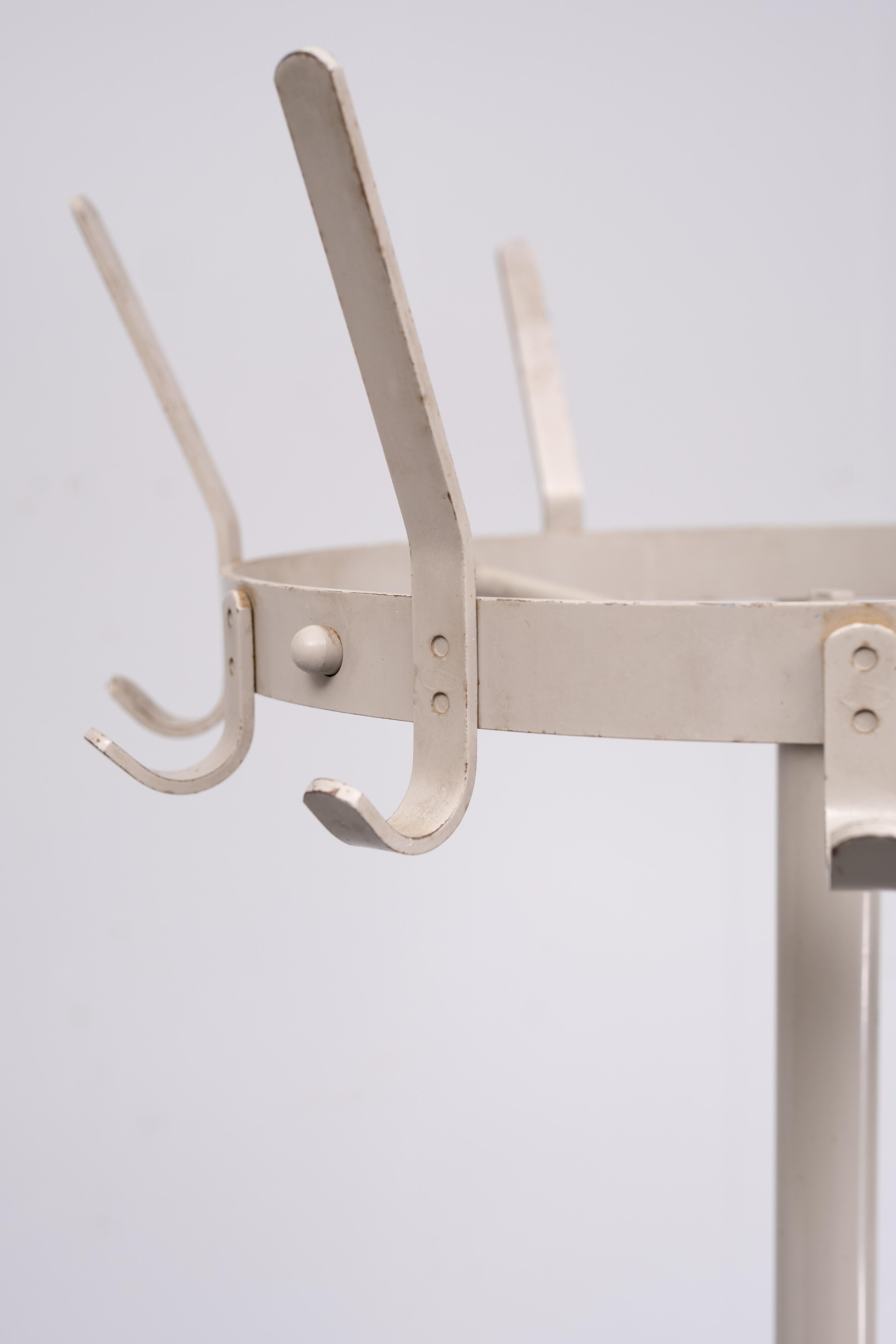 Industriel  Friso Kramer de Coates '60 avec porte-parapluie
Portemanteau en métal sur base en fonte, classique du design industriel conçu par Friso Kramer en 1968, exécuté par de Cirkel pour Ahrend. . Plaque tournante .