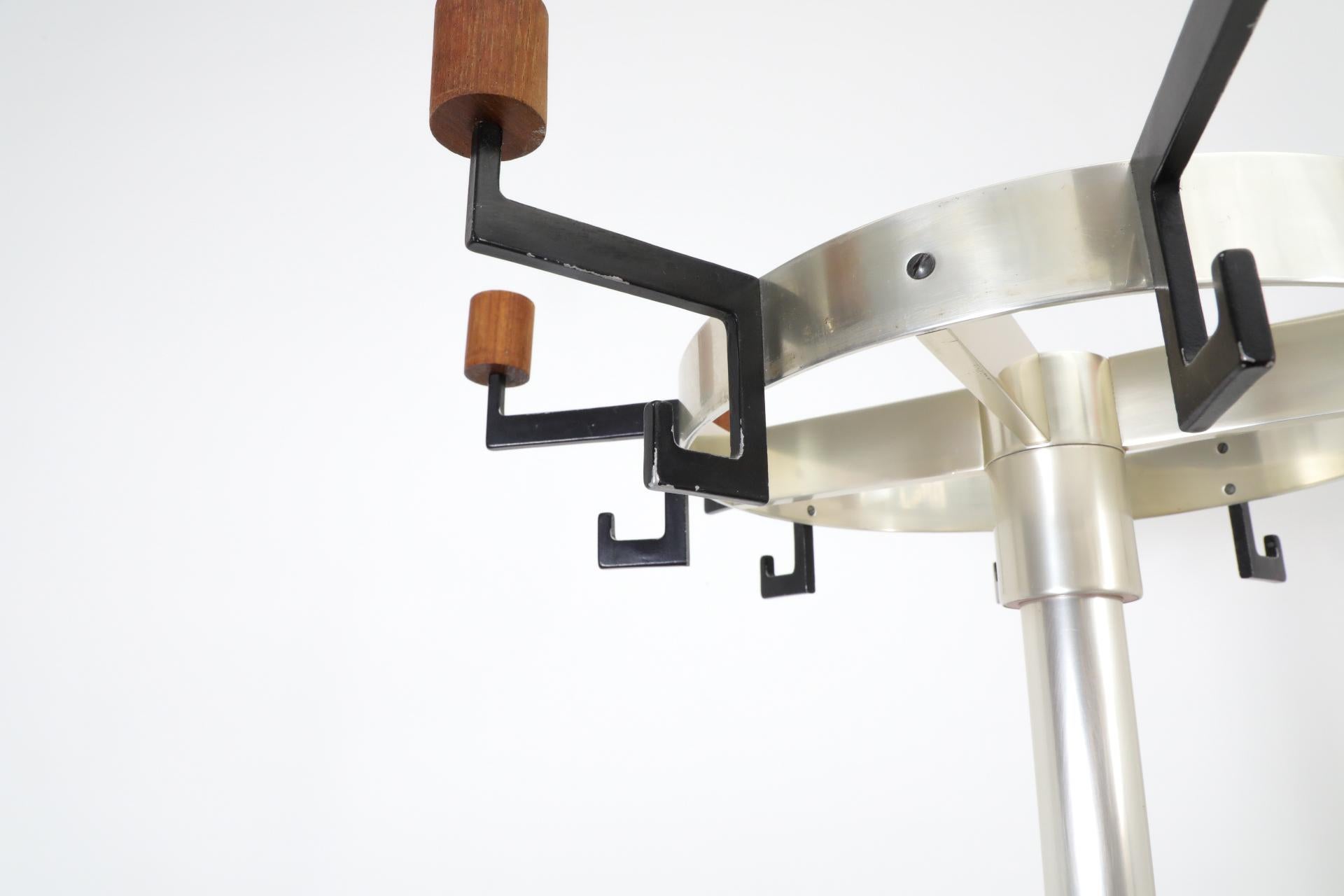 Metallo Albero per cappotti industriale con ganci a punta in teak, portaombrelli e vassoio di raccolta in vendita