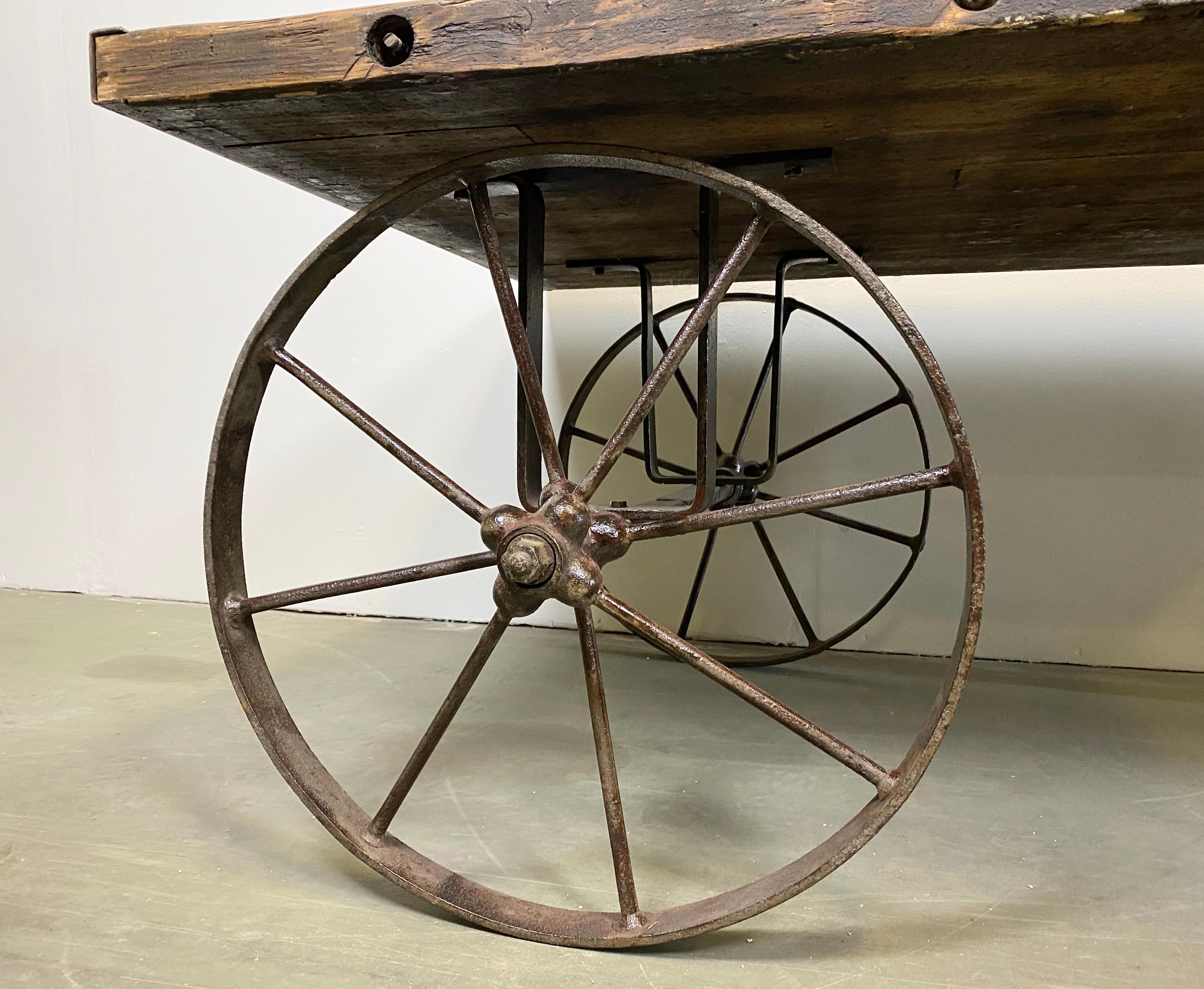 Industrieller Couchtisch, 1950er Jahre im Angebot 3